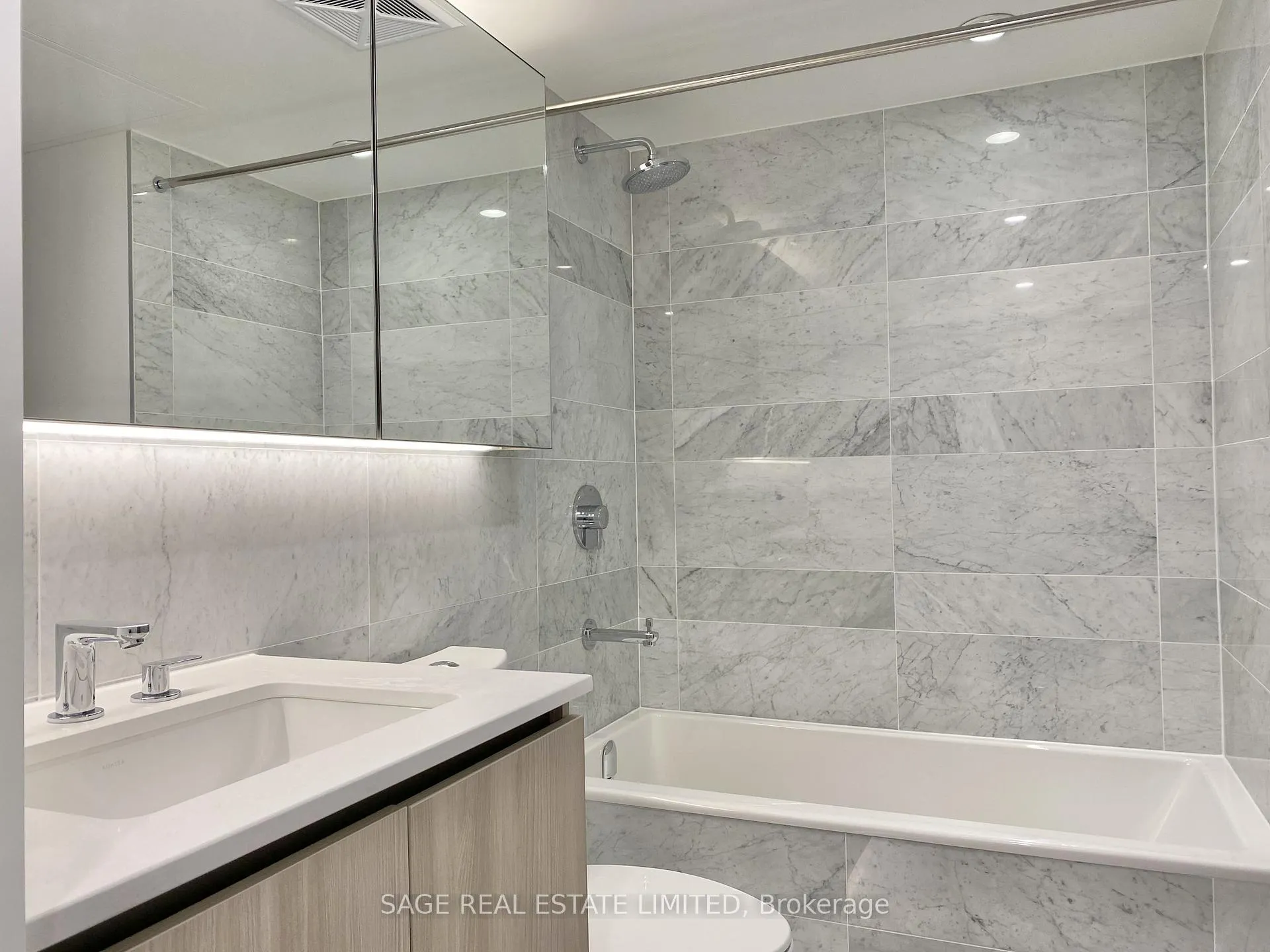 Photo 4 of Unit 801, 17 Bathurst Street, Toronto, Waterfront Communities — HOMEH