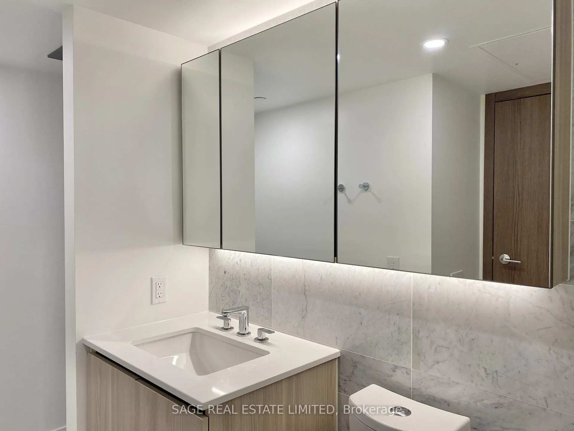 Photo 5 of Unit 801, 17 Bathurst Street, Toronto, Waterfront Communities — HOMEH