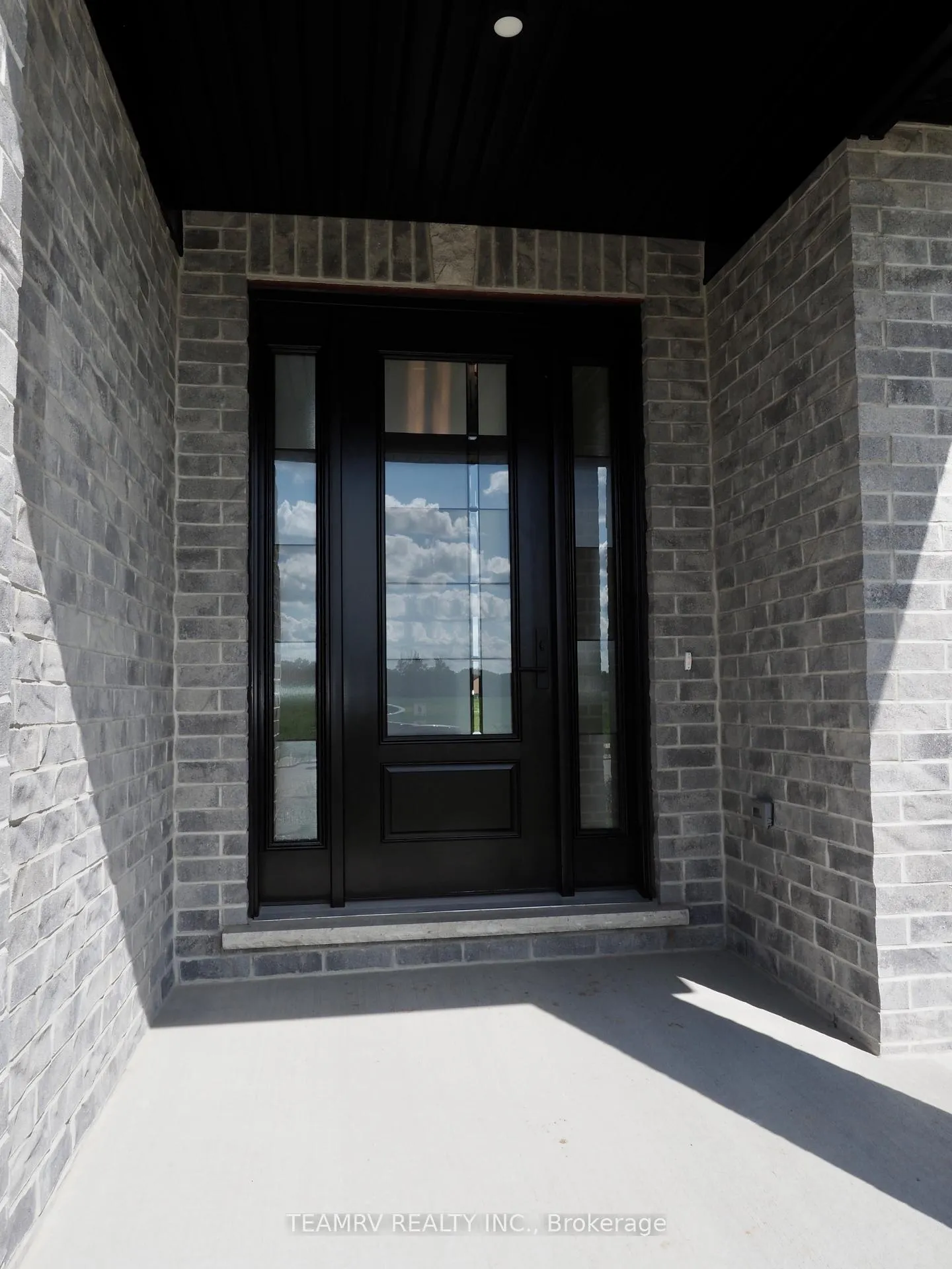Photo 3 of 17 Darrow Drive, Tillsonburg — HOMEH