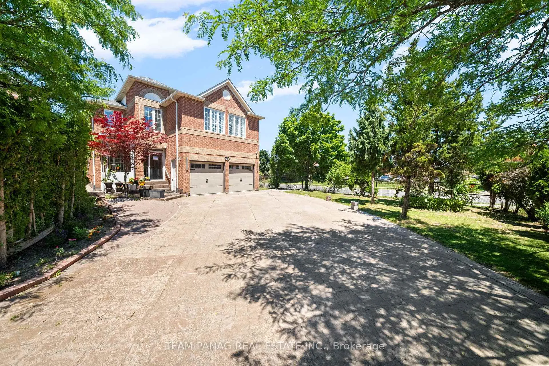 Photo 2 of 8 Shallimar Court, Brampton, Brampton West — HOMEH