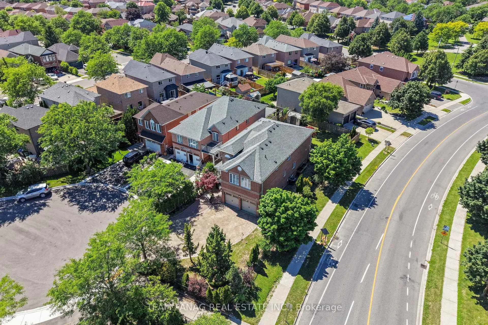 Photo 3 of 8 Shallimar Court, Brampton, Brampton West — HOMEH
