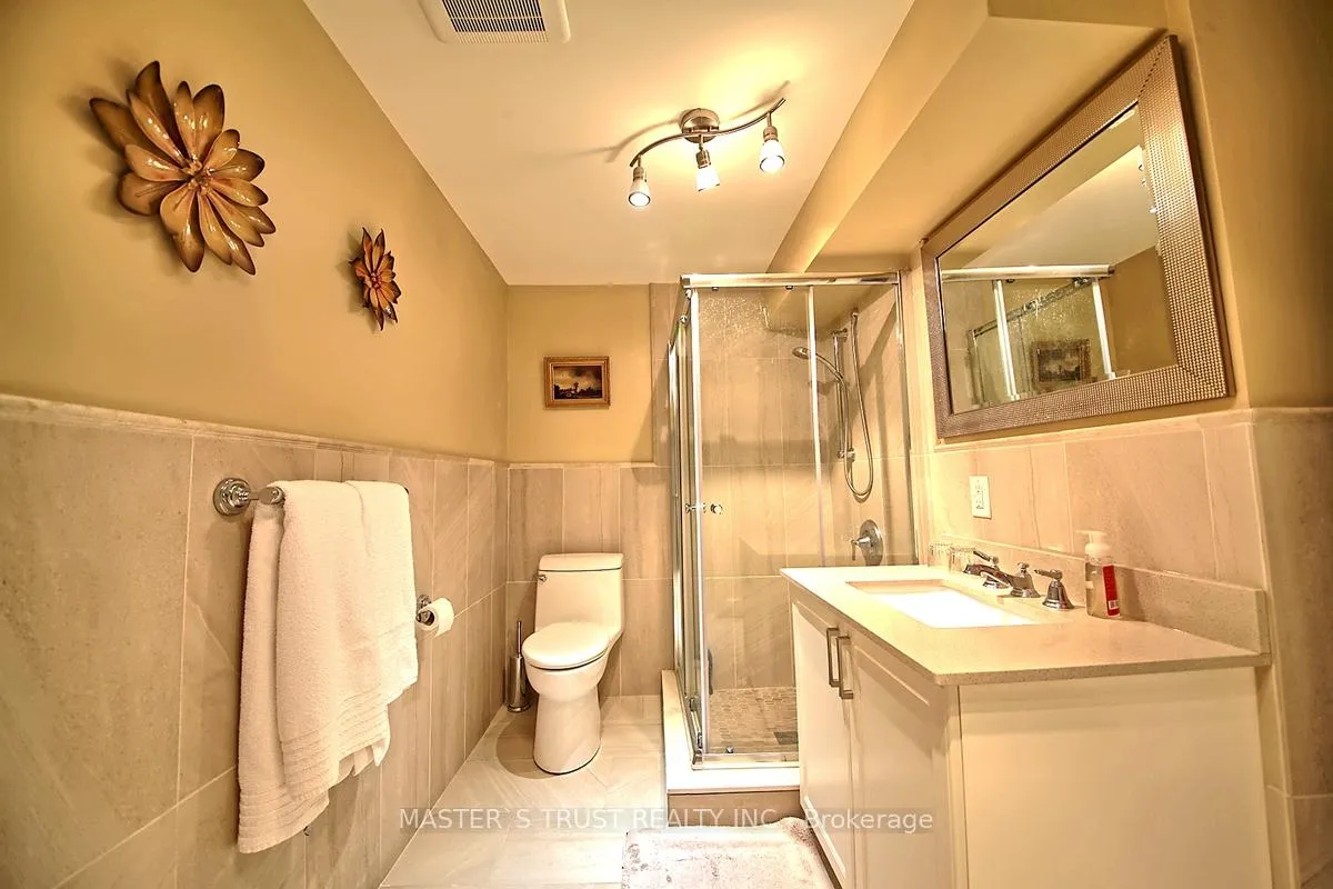Photo 3 of 27 Brownlee Ave W, Vaughan, East Woodbridge — HOMEH