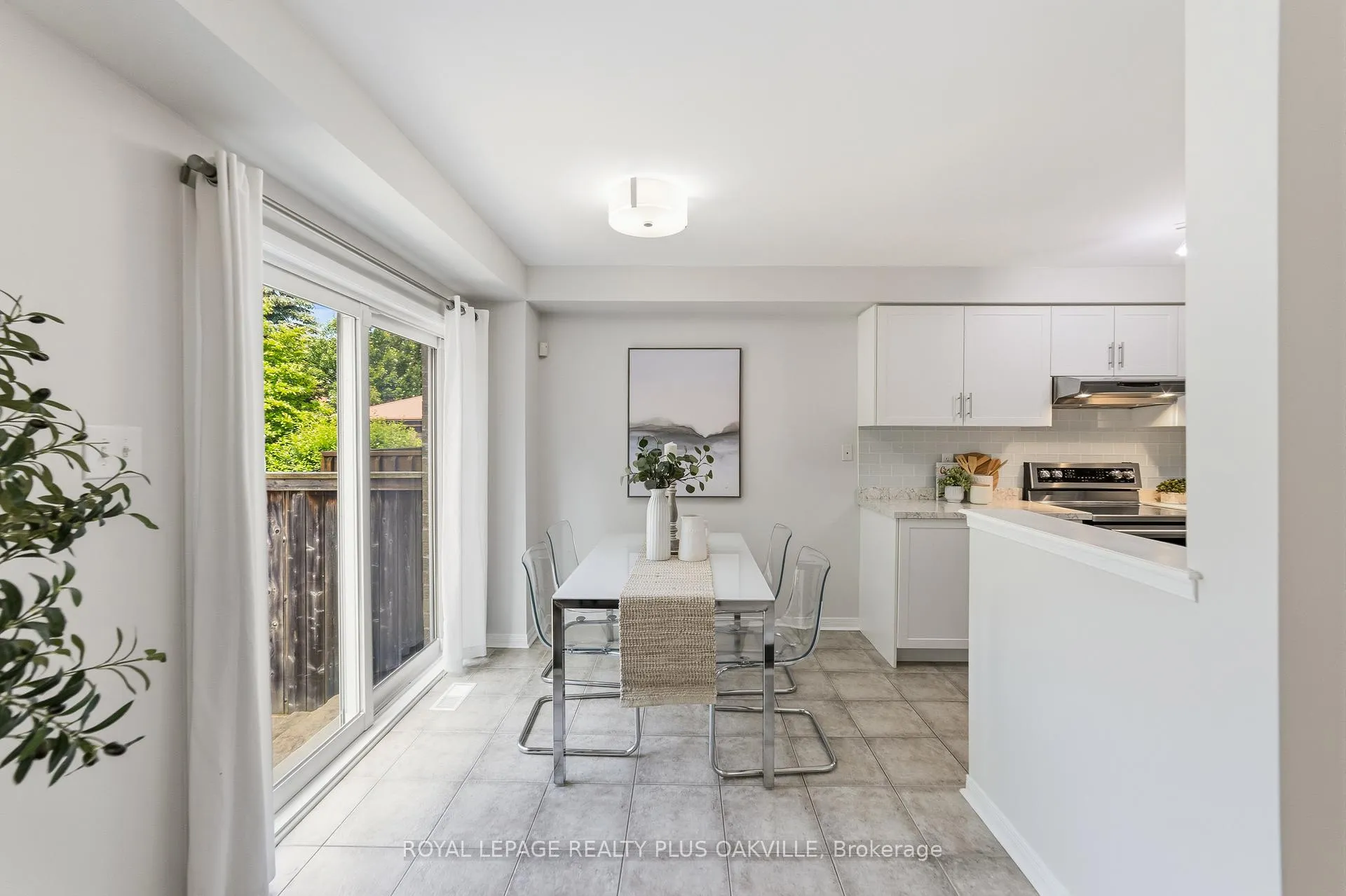 Photo 11 of 2401 Postmaster Drive, Oakville, Westmount — HOMEH