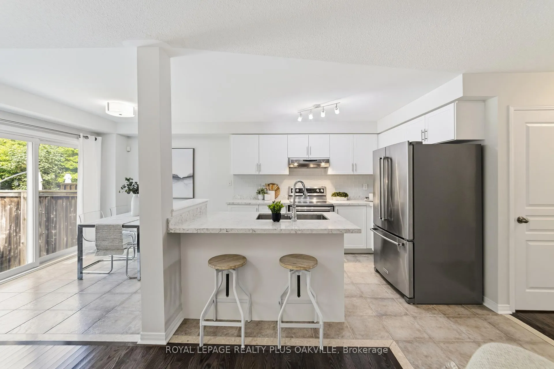 Photo 12 of 2401 Postmaster Drive, Oakville, Westmount — HOMEH