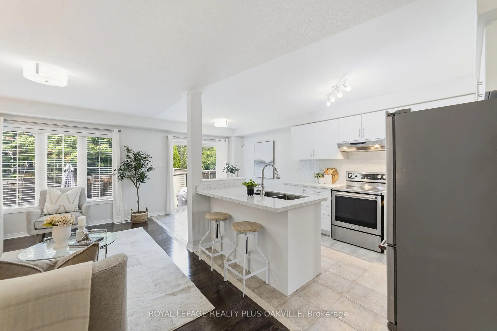 Photo 13 of 2401 Postmaster Drive, Oakville, Westmount — HOMEH
