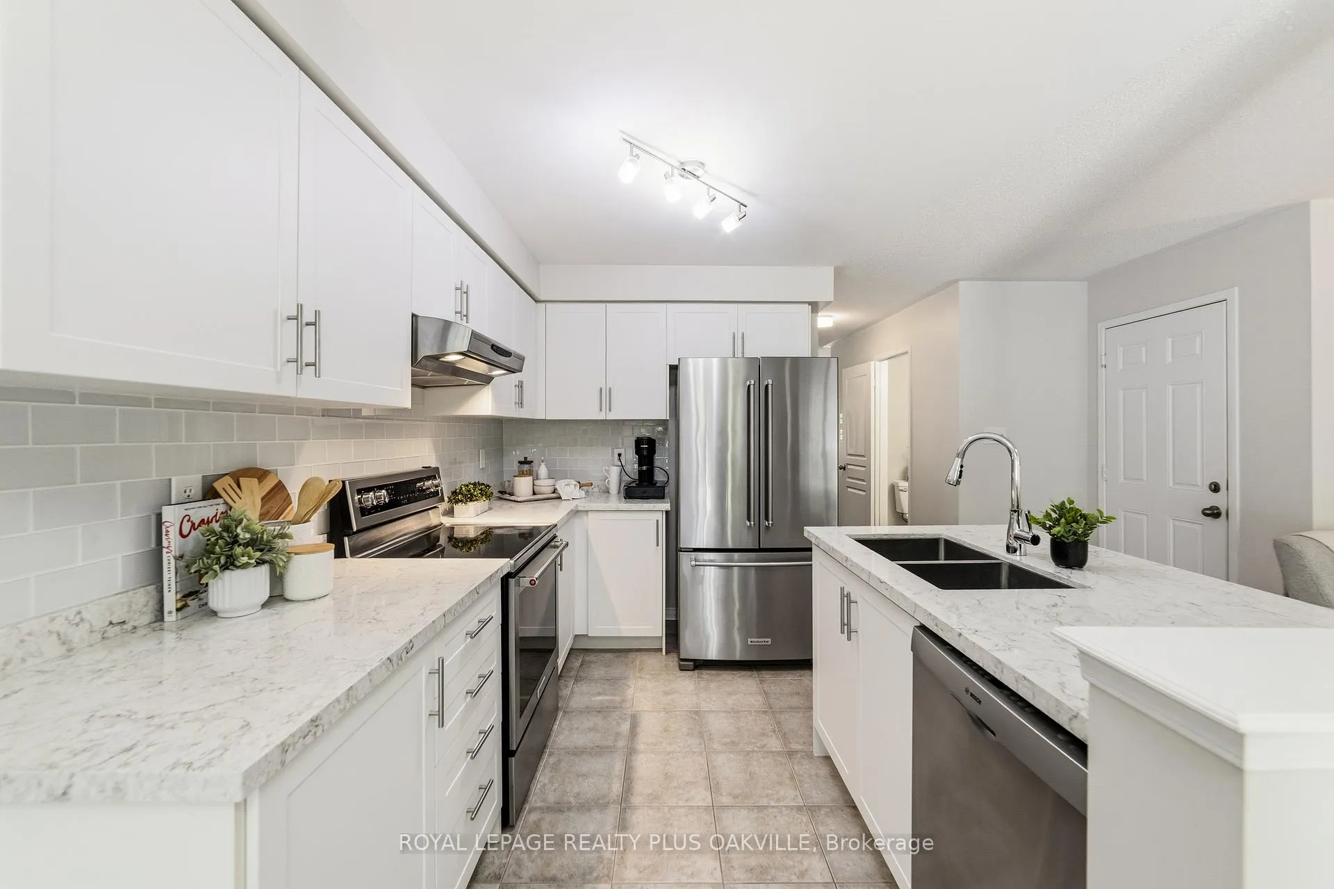 Photo 15 of 2401 Postmaster Drive, Oakville, Westmount — HOMEH