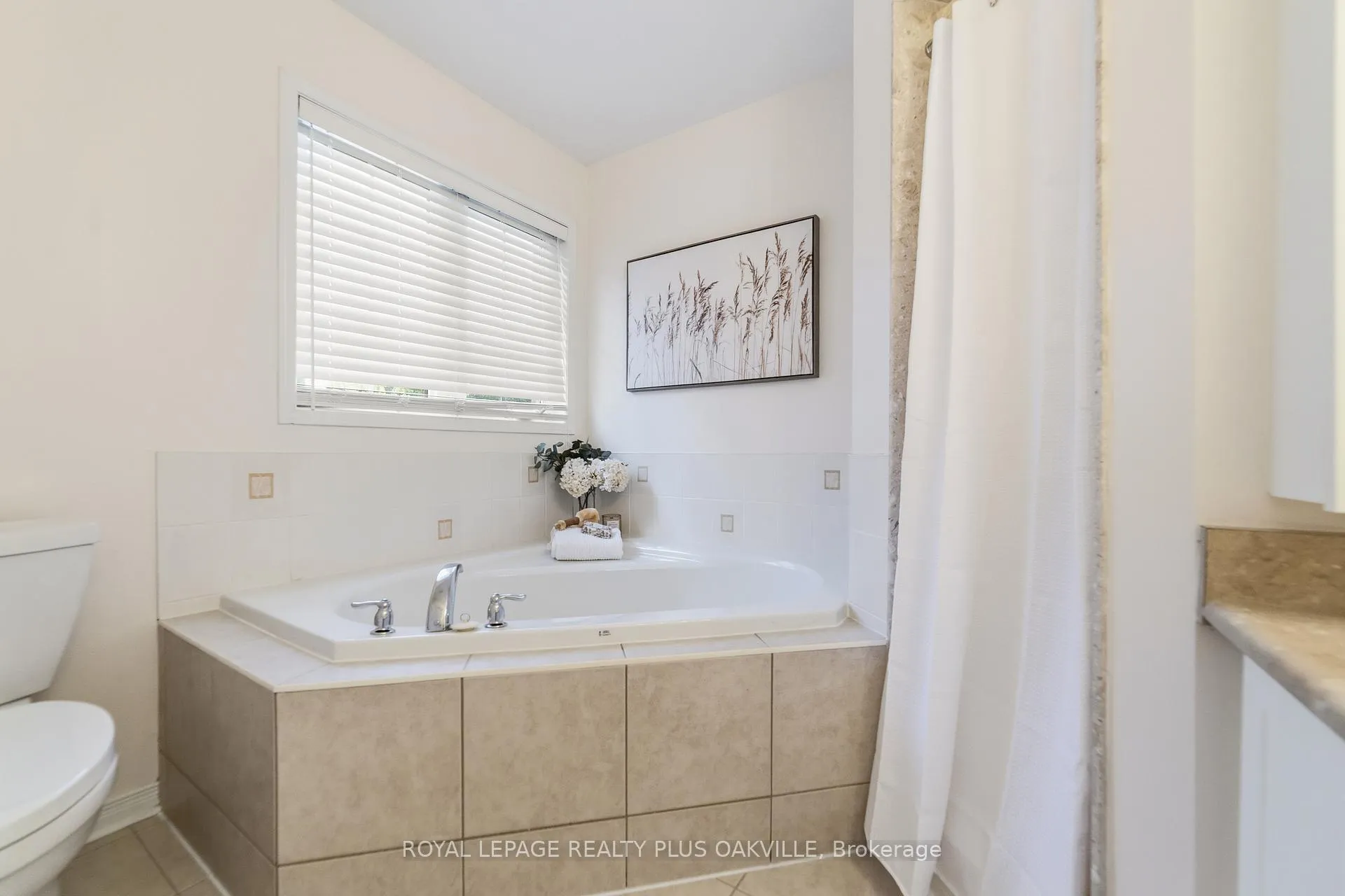 Photo 22 of 2401 Postmaster Drive, Oakville, Westmount — HOMEH