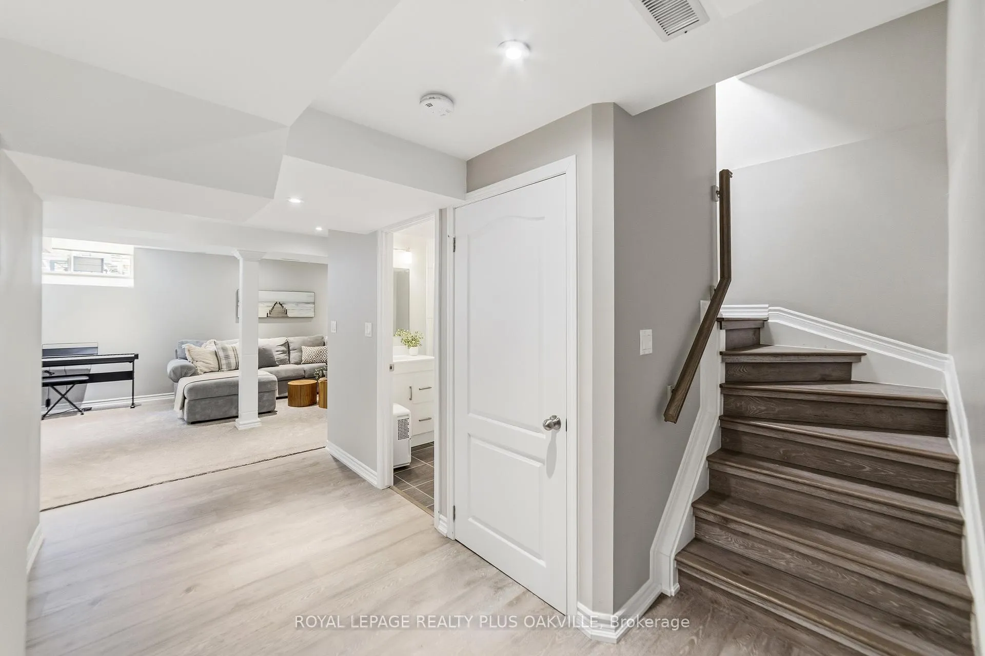 Photo 24 of 2401 Postmaster Drive, Oakville, Westmount — HOMEH