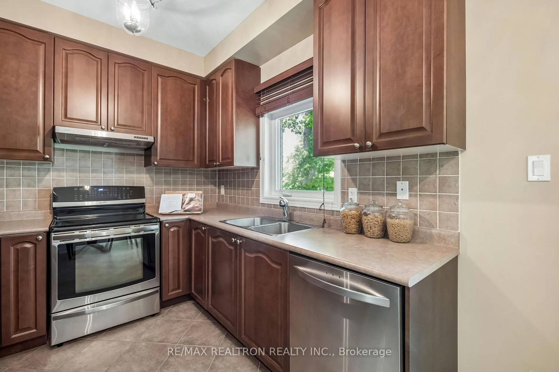 Photo 10 of 272 Tom Taylor Crescent, Newmarket, Summerhill Estates — HOMEH