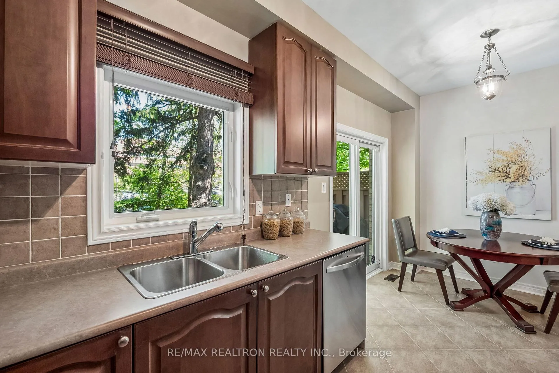 Photo 11 of 272 Tom Taylor Crescent, Newmarket, Summerhill Estates — HOMEH