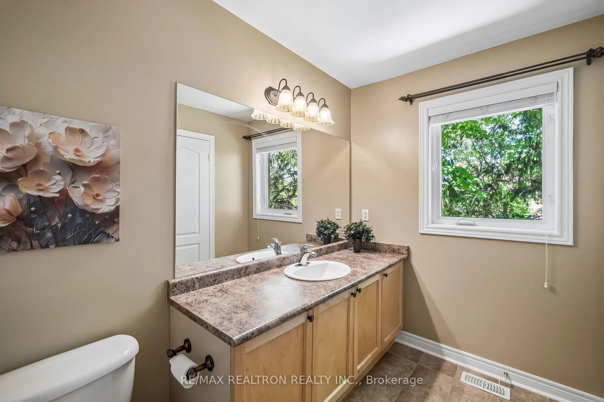 Photo 19 of 272 Tom Taylor Crescent, Newmarket, Summerhill Estates — HOMEH