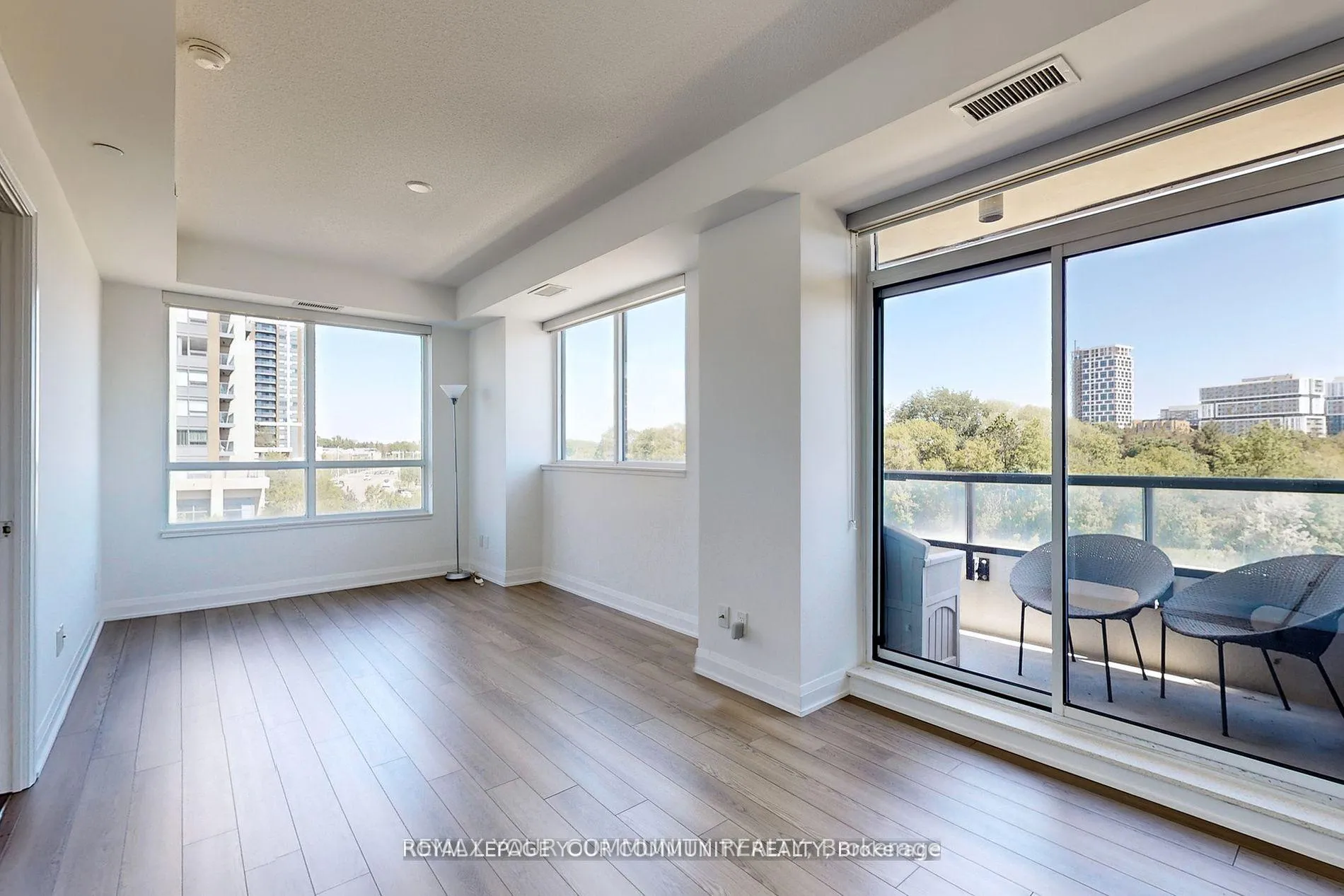 Photo 6 of Unit 312, 15 Water Walk Drive, Markham, Unionville — HOMEH