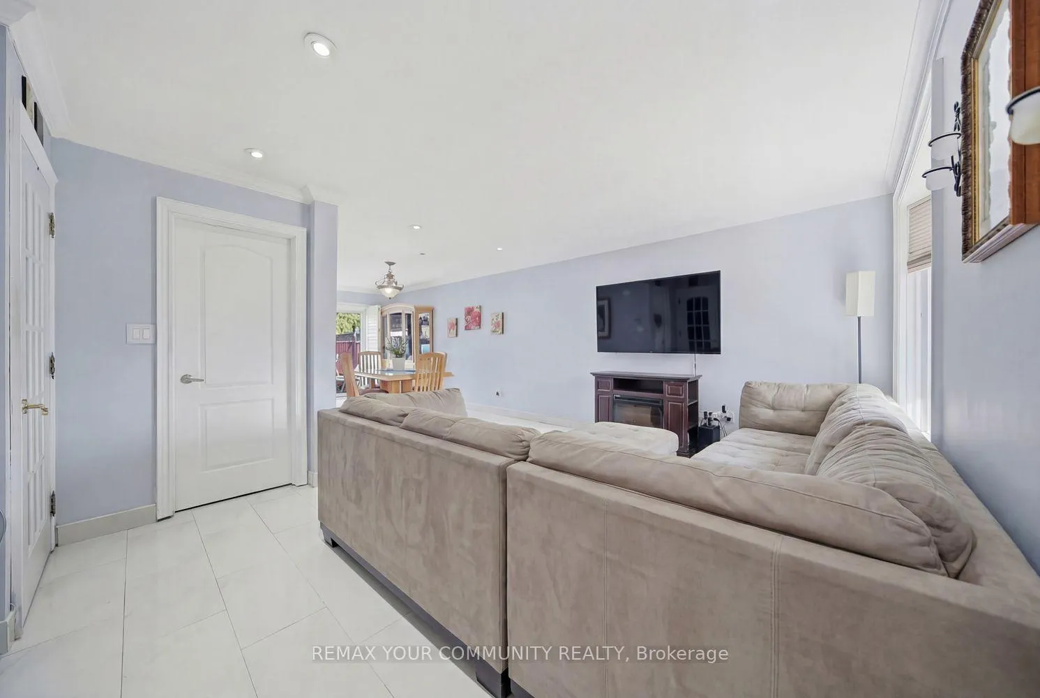 Photo 8 of 130 Andrea Lane, Vaughan, East Woodbridge — HOMEH