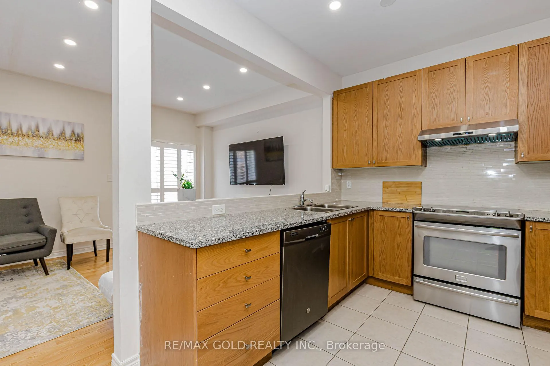 Photo 10 of 566 Bessborough Drive, Milton, Harrison — HOMEH
