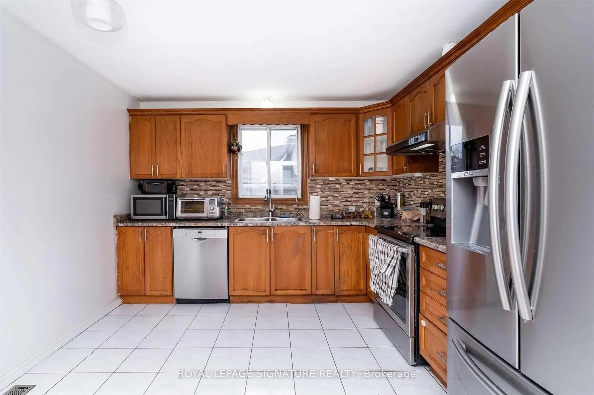 Photo 4 of Unit Upper, 52 Buchanan Crescent, Brantford — HOMEH