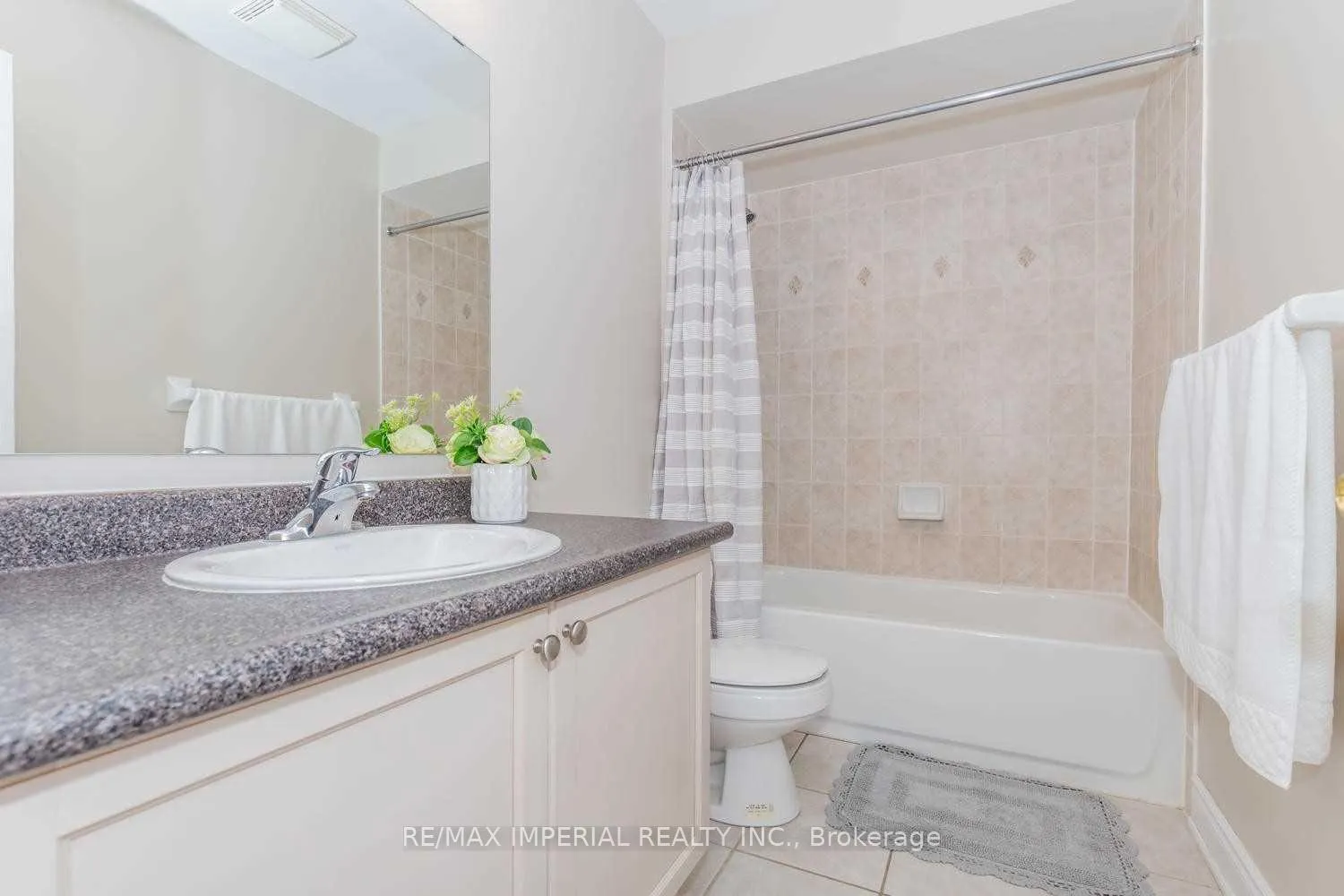 Photo 2 of Unit 1, 205 Conover Avenue, Aurora, Bayview Northeast — HOMEH