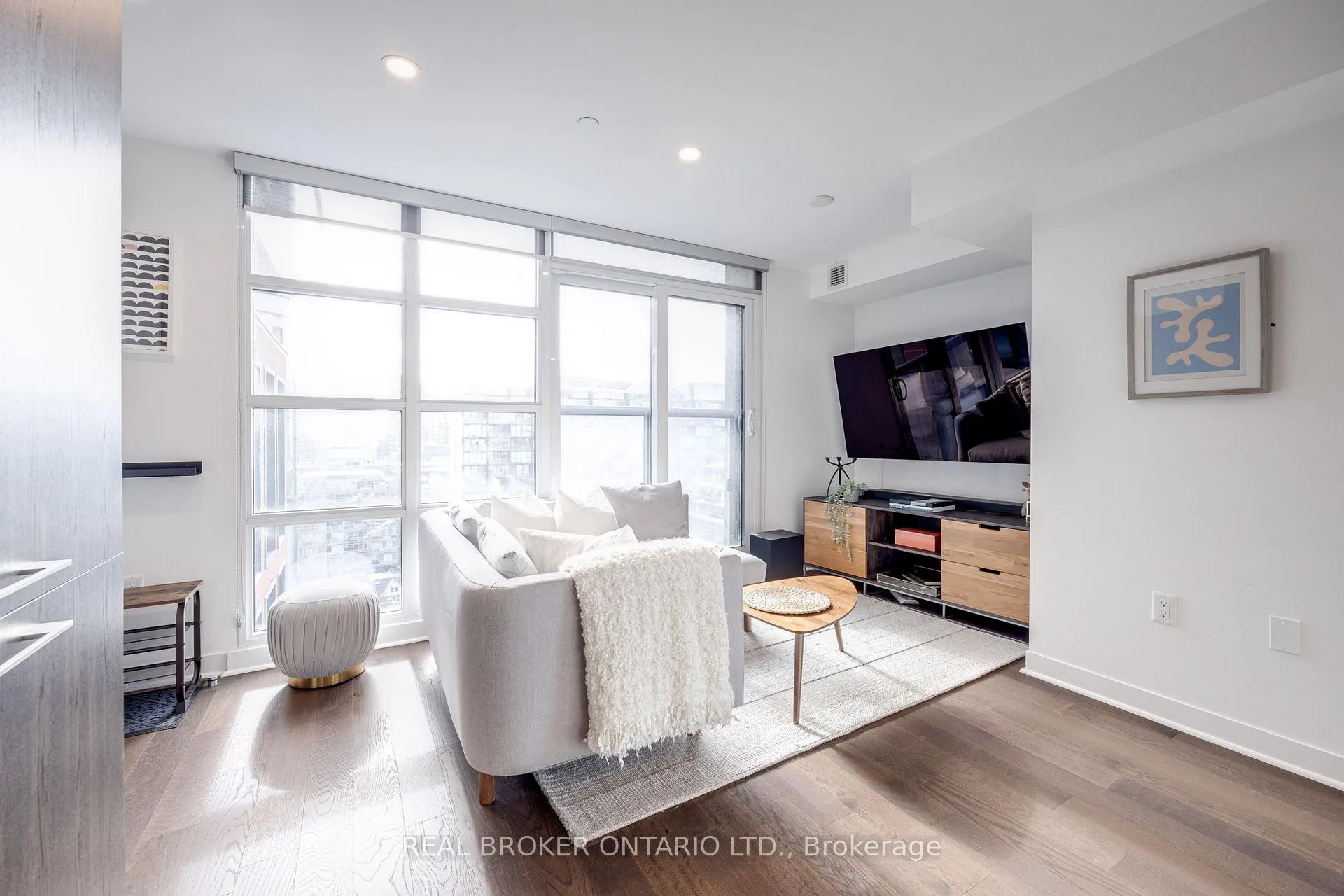Photo 3 of Unit 1308, 501 Adelaide Street W, Toronto, Waterfront Communities — HOMEH