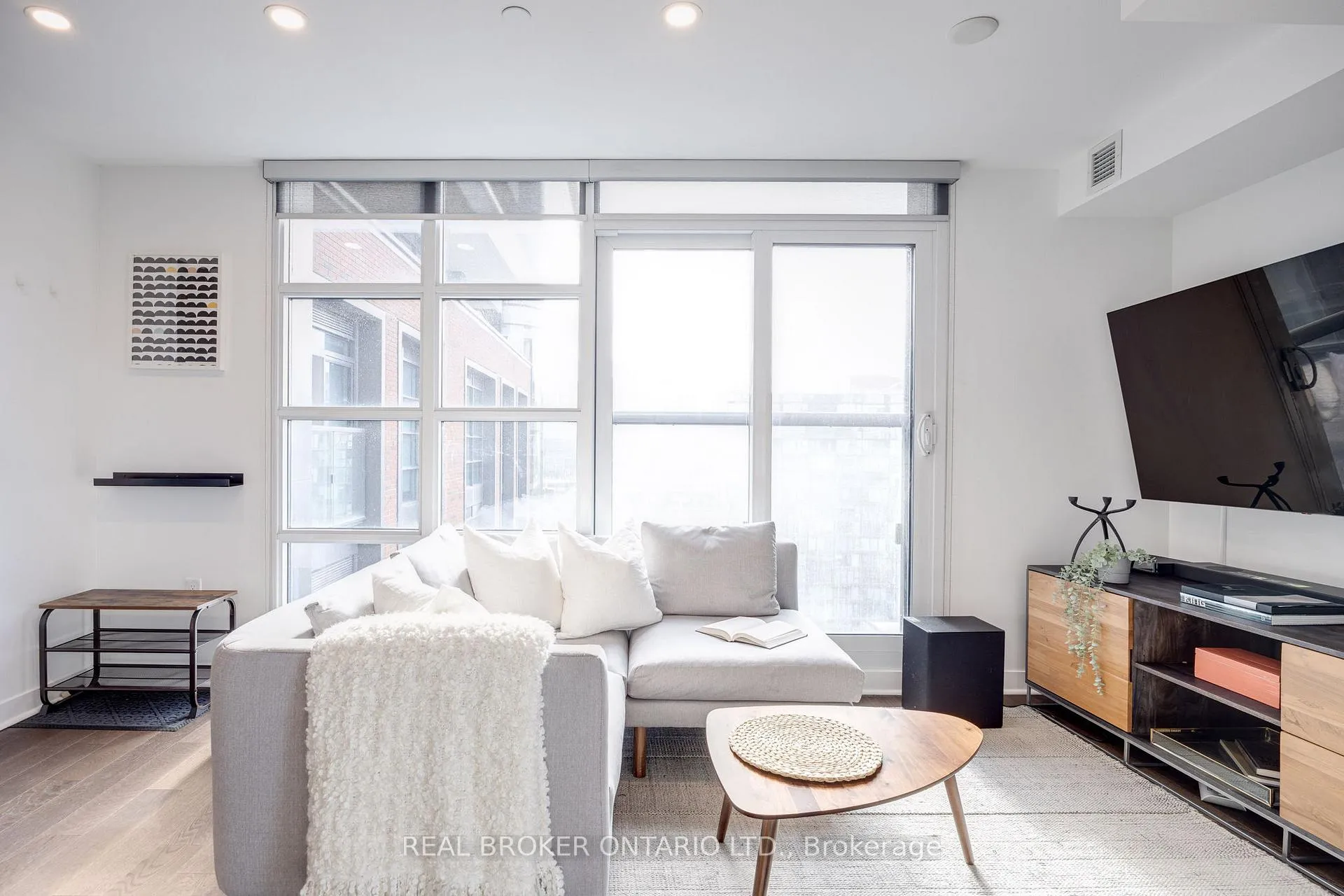 Photo 4 of Unit 1308, 501 Adelaide Street W, Toronto, Waterfront Communities — HOMEH