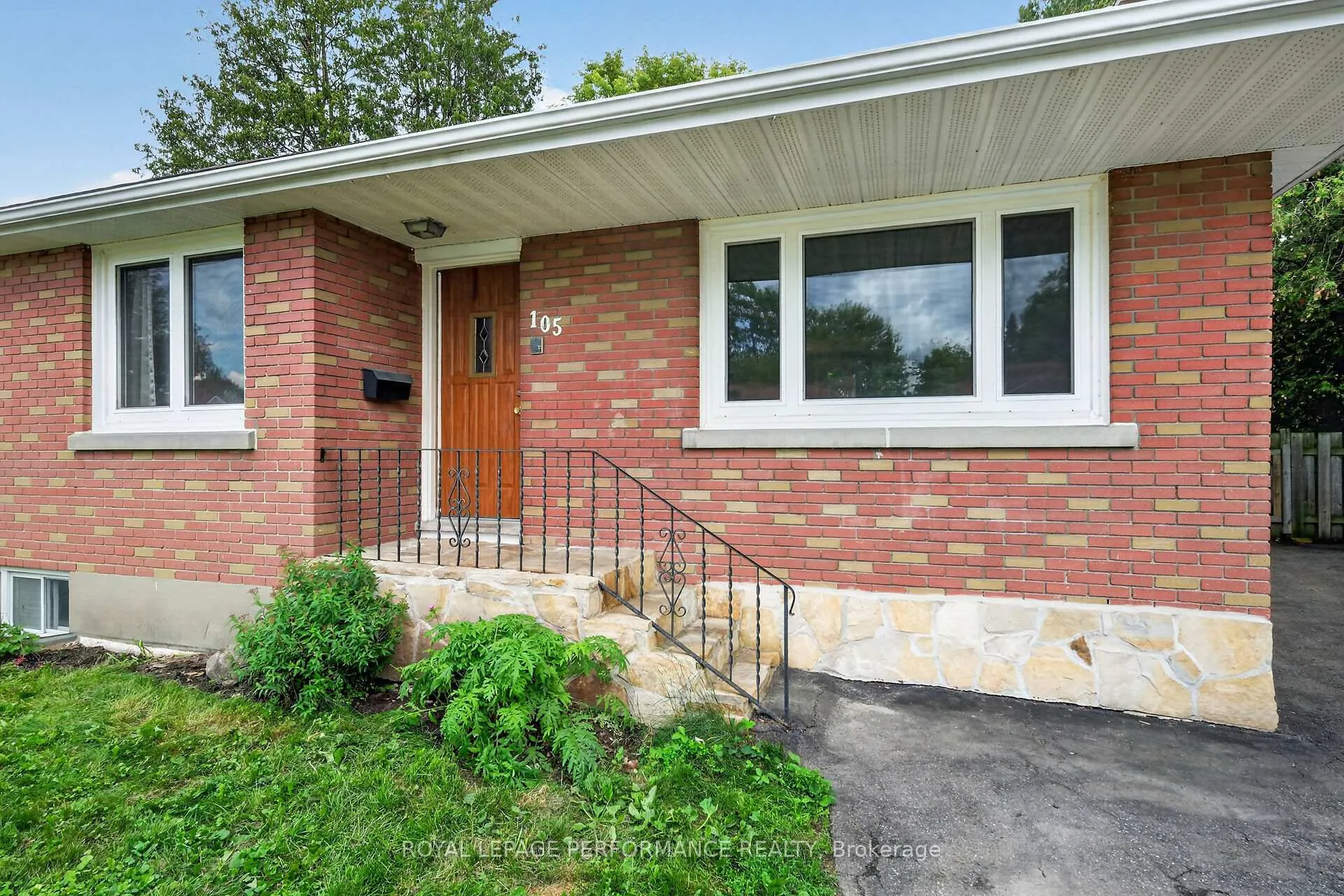 Photo 2 of 105 Crownhill Street, Ottawa, Cardinal Heights — HOMEH