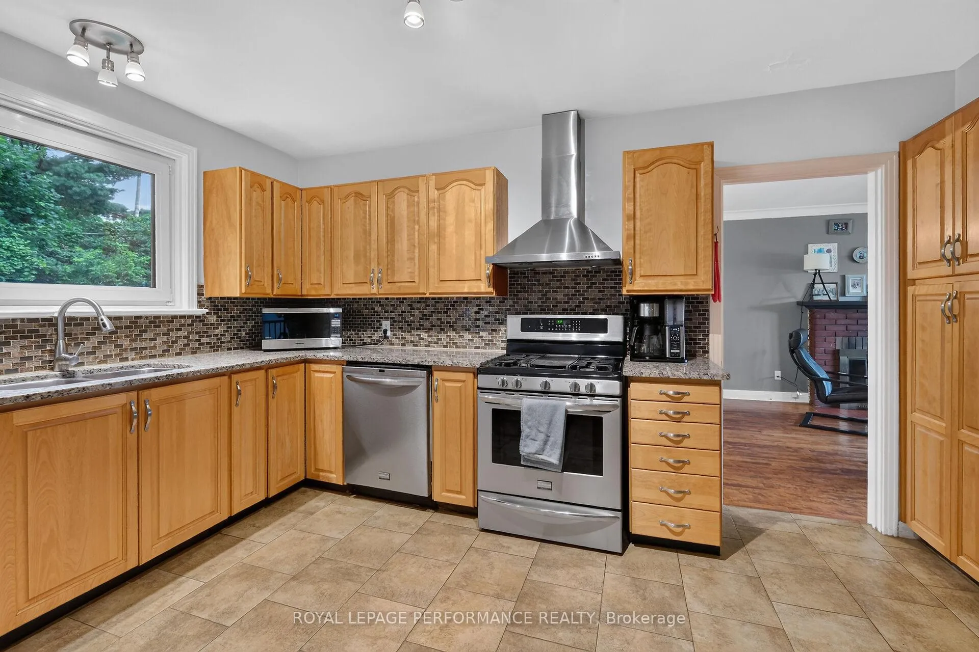 Photo 8 of 105 Crownhill Street, Ottawa, Cardinal Heights — HOMEH