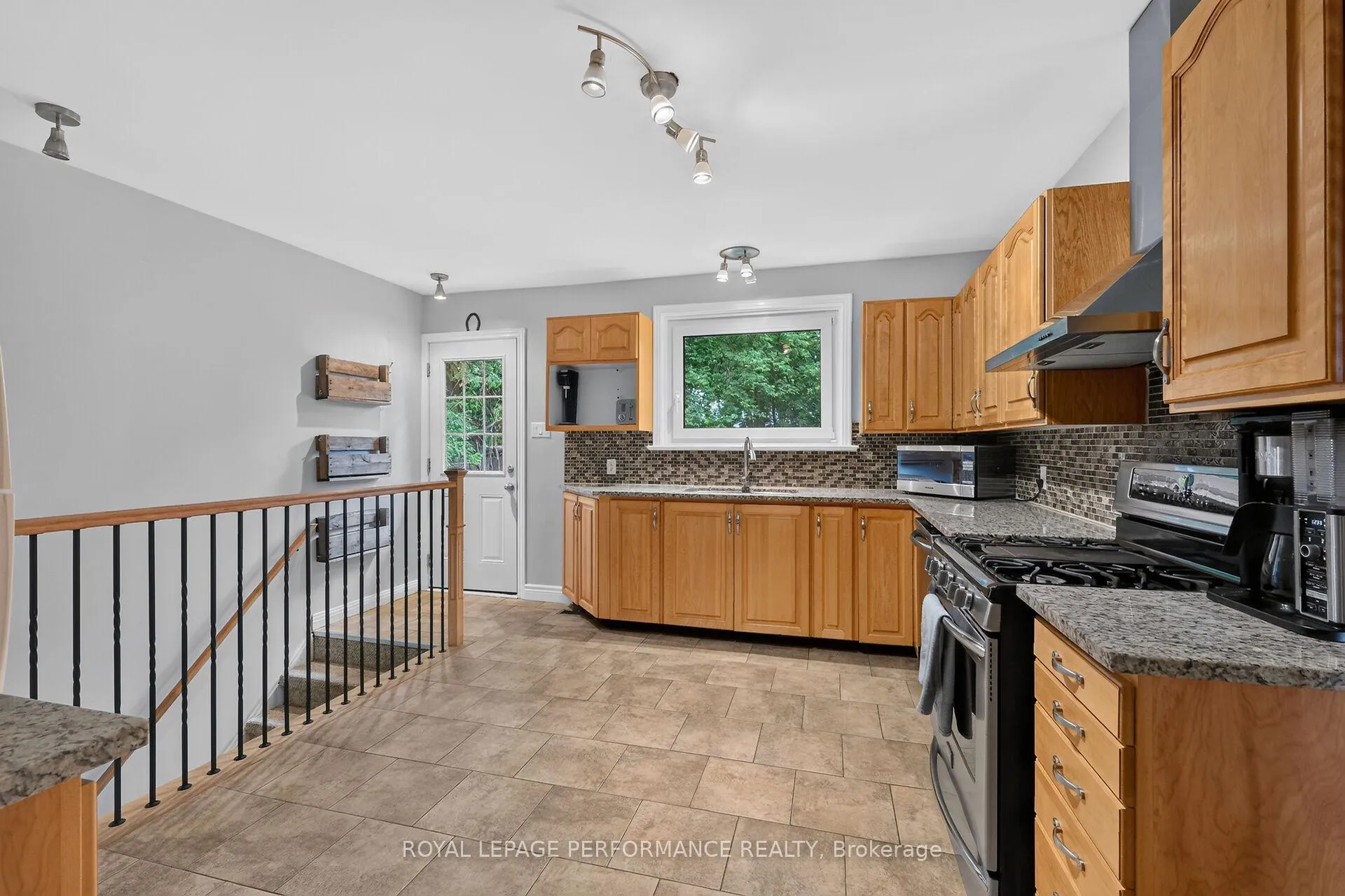Photo 9 of 105 Crownhill Street, Ottawa, Cardinal Heights — HOMEH
