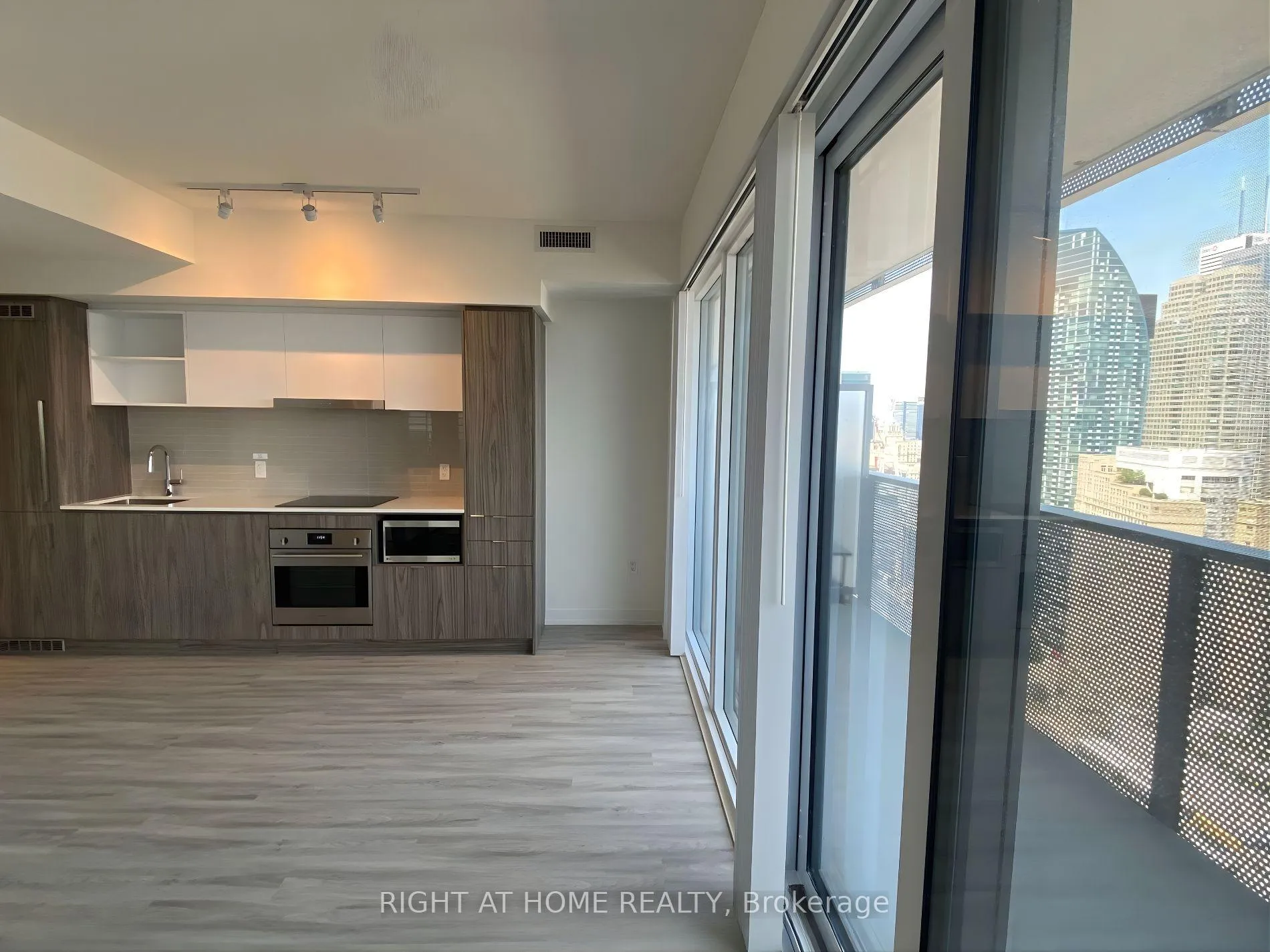 Photo 3 of Unit 4005, 55 Cooper Street, Toronto, Waterfront Communities — HOMEH