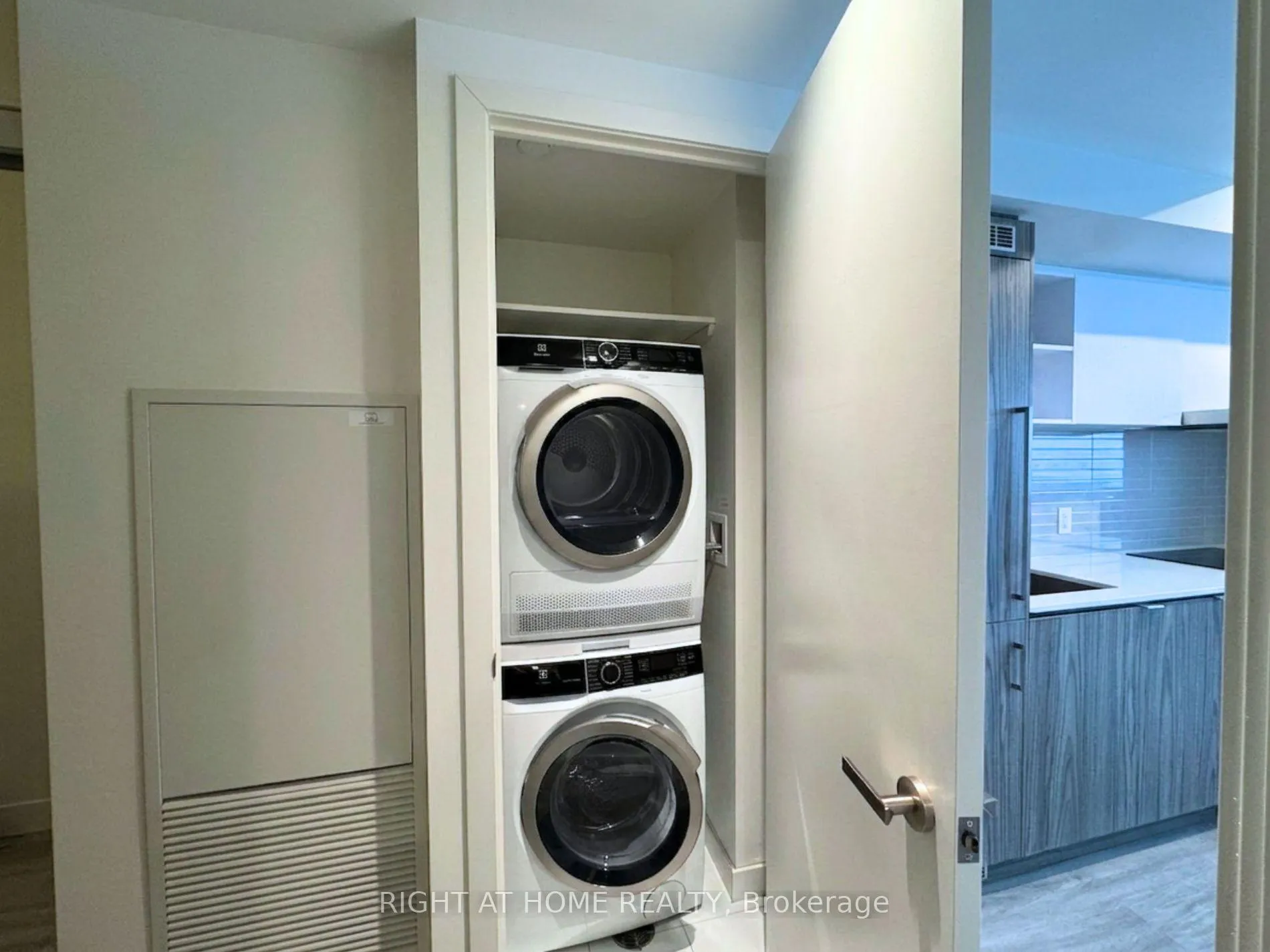 Photo 7 of Unit 4005, 55 Cooper Street, Toronto, Waterfront Communities — HOMEH