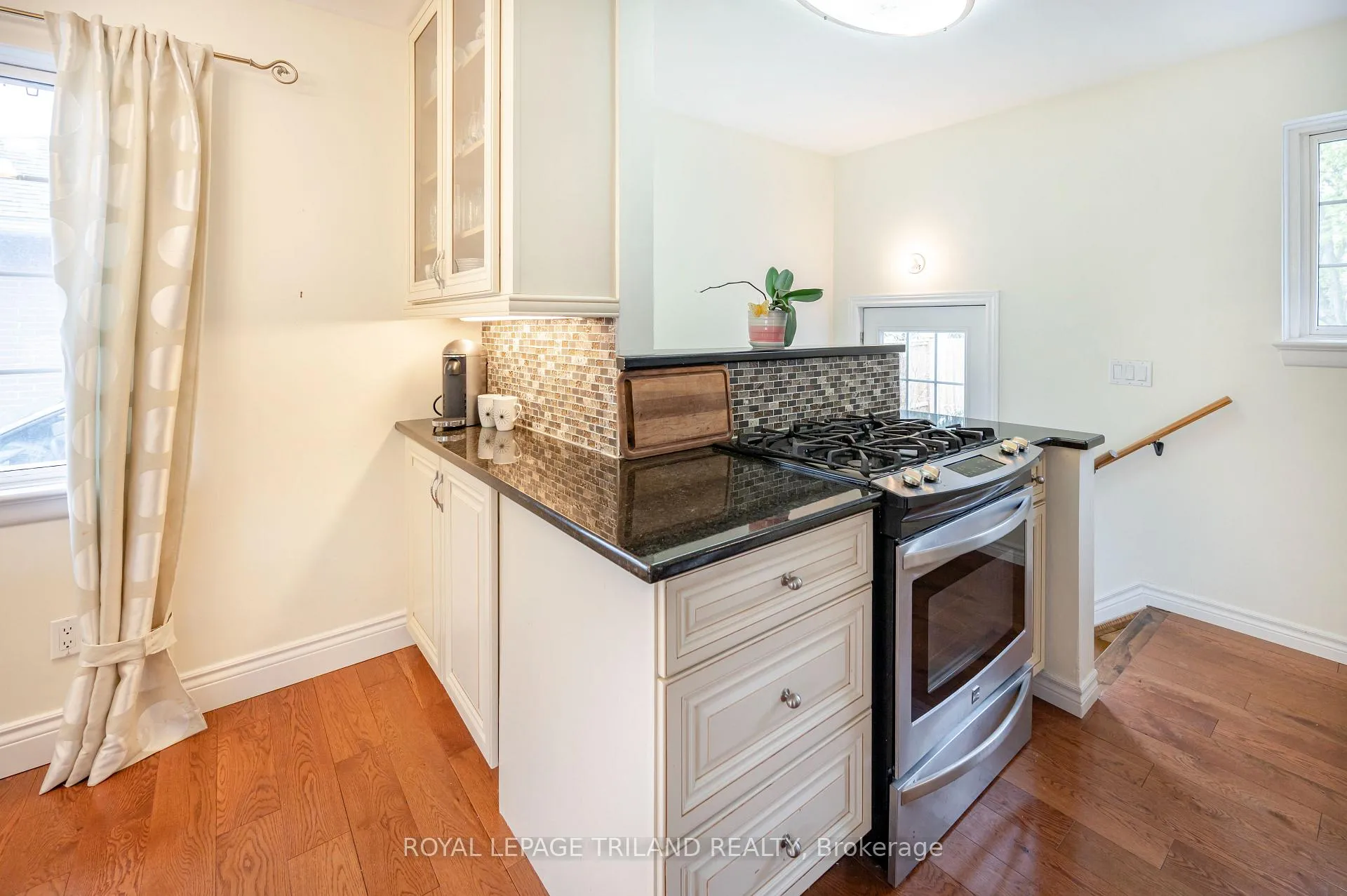 Photo 10 of 374 Griffith Street, London, South B — HOMEH