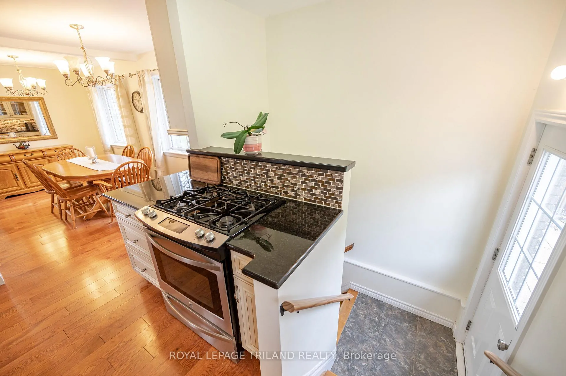 Photo 13 of 374 Griffith Street, London, South B — HOMEH