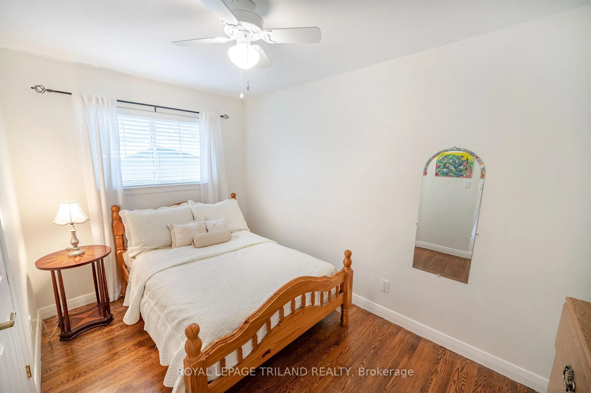 Photo 17 of 374 Griffith Street, London, South B — HOMEH
