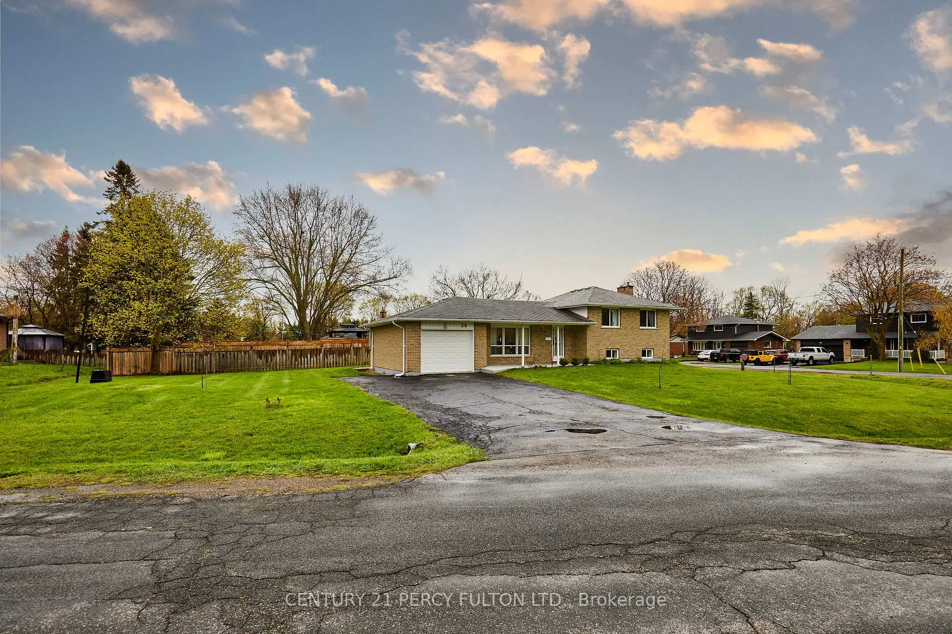 Photo 2 of 39 Meredith Crescent, Cobourg — HOMEH