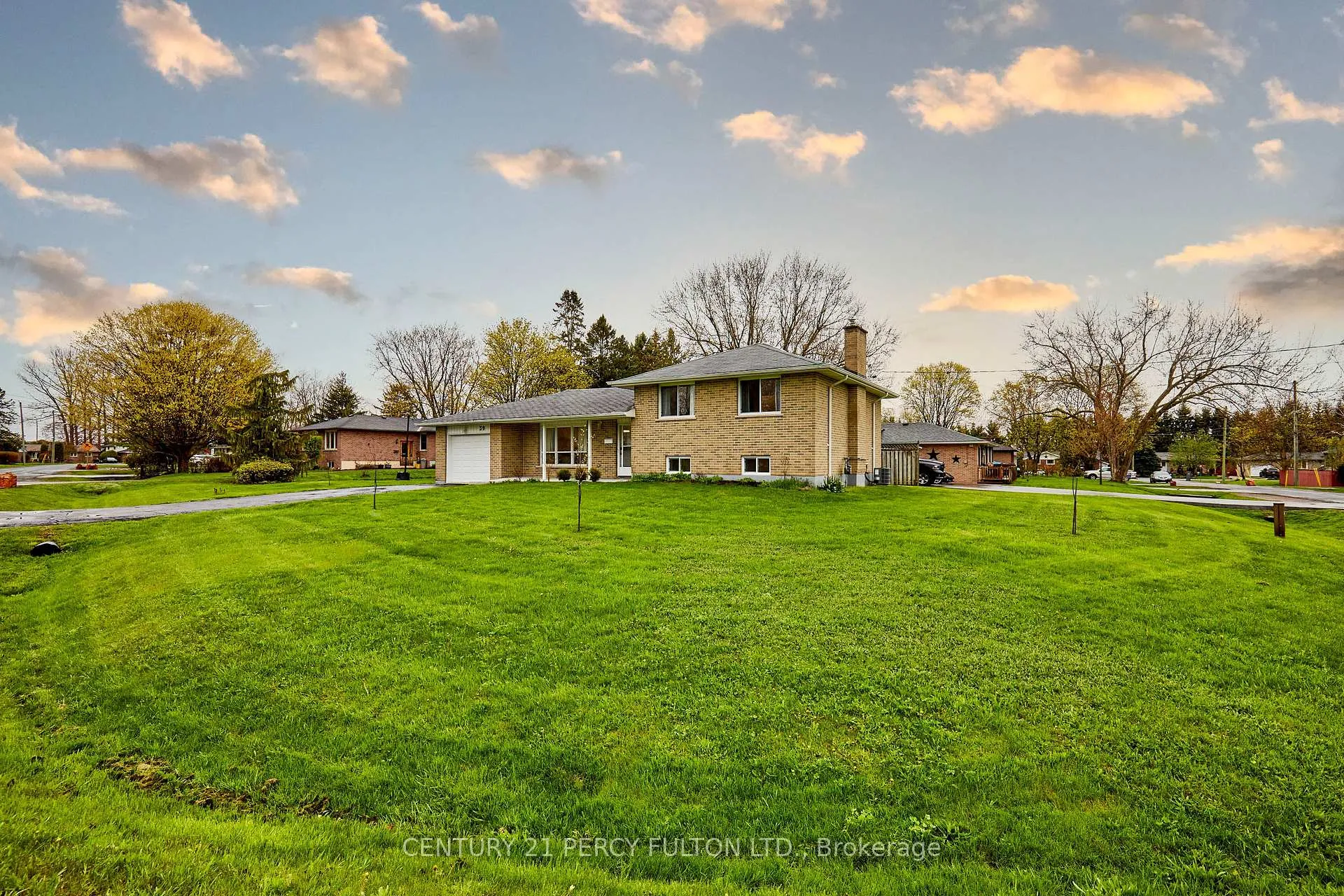 Photo 3 of 39 Meredith Crescent, Cobourg — HOMEH