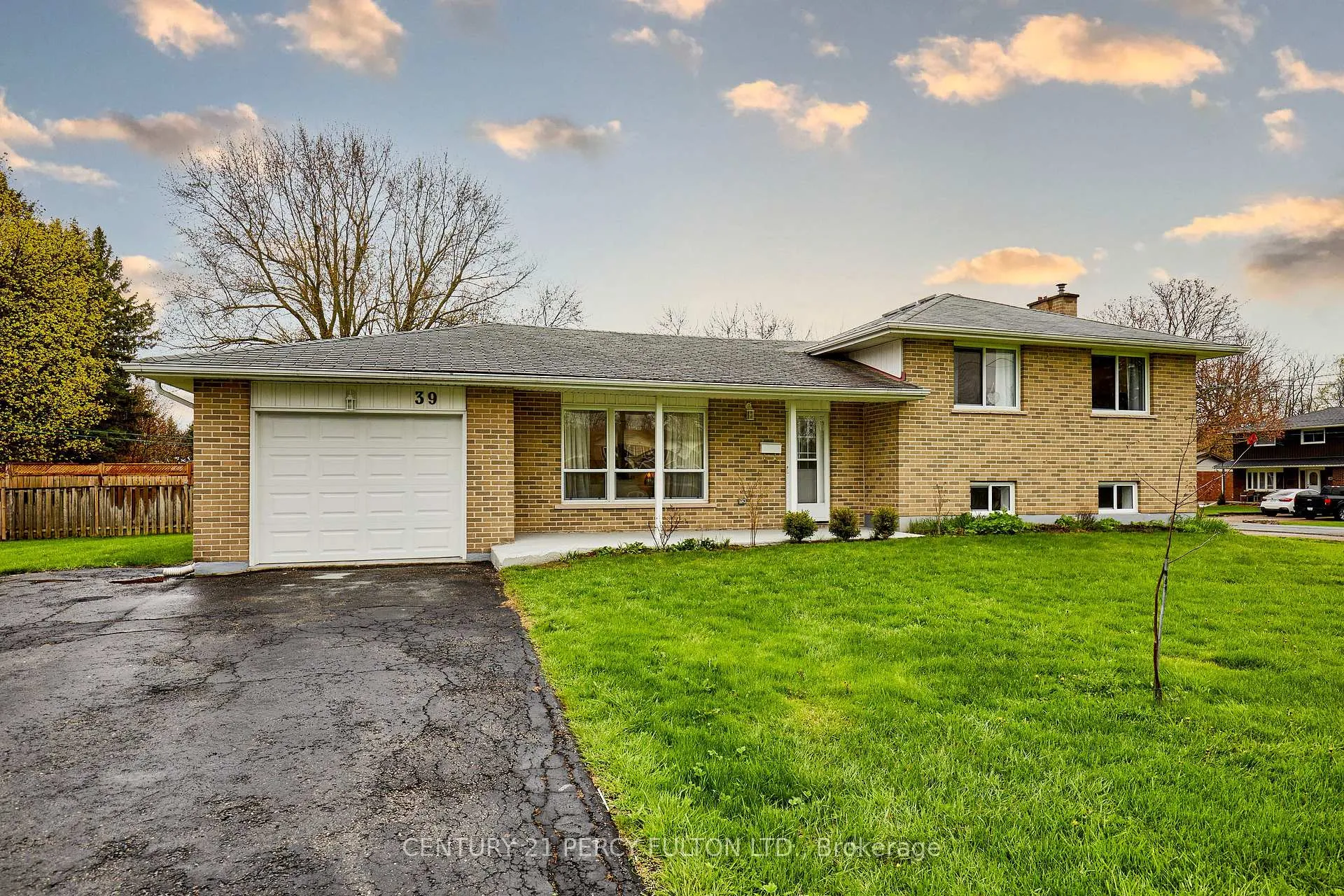 Photo 4 of 39 Meredith Crescent, Cobourg — HOMEH
