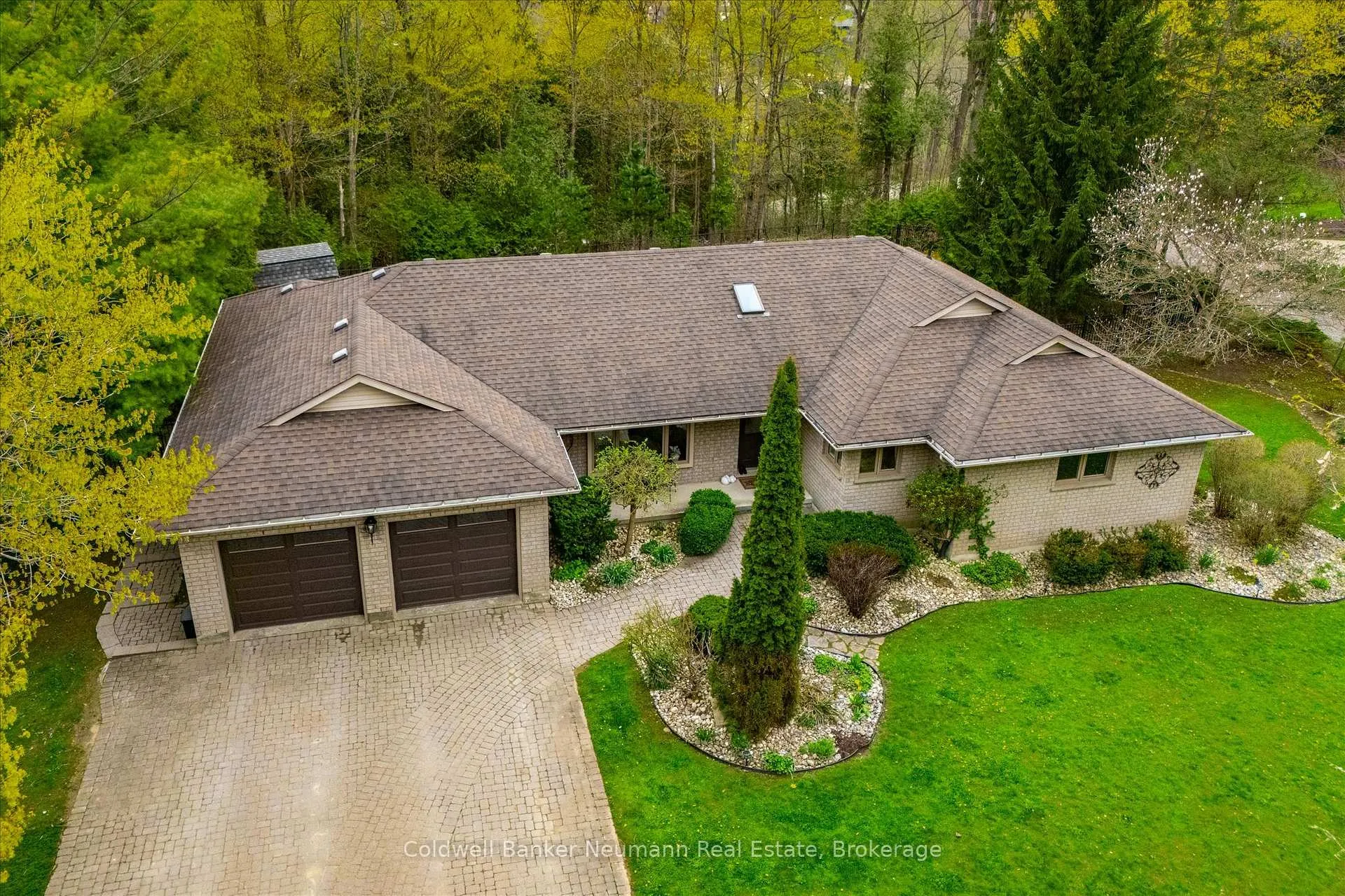 Photo 3 of 25 Riverview Drive, Centre Wellington, Elora/Salem — HOMEH