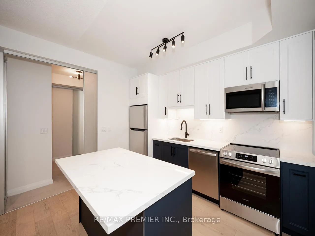 Photo 10 of Unit 705, 220 Victoria Street, Toronto, Church-Yonge Corridor — HOMEH