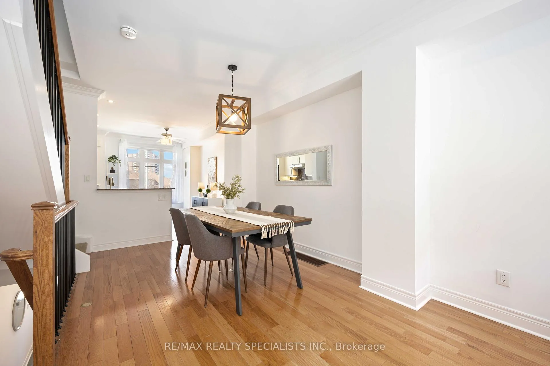 Photo 12 of 1864 Burnhamthorpe Road E, Mississauga, Applewood — HOMEH