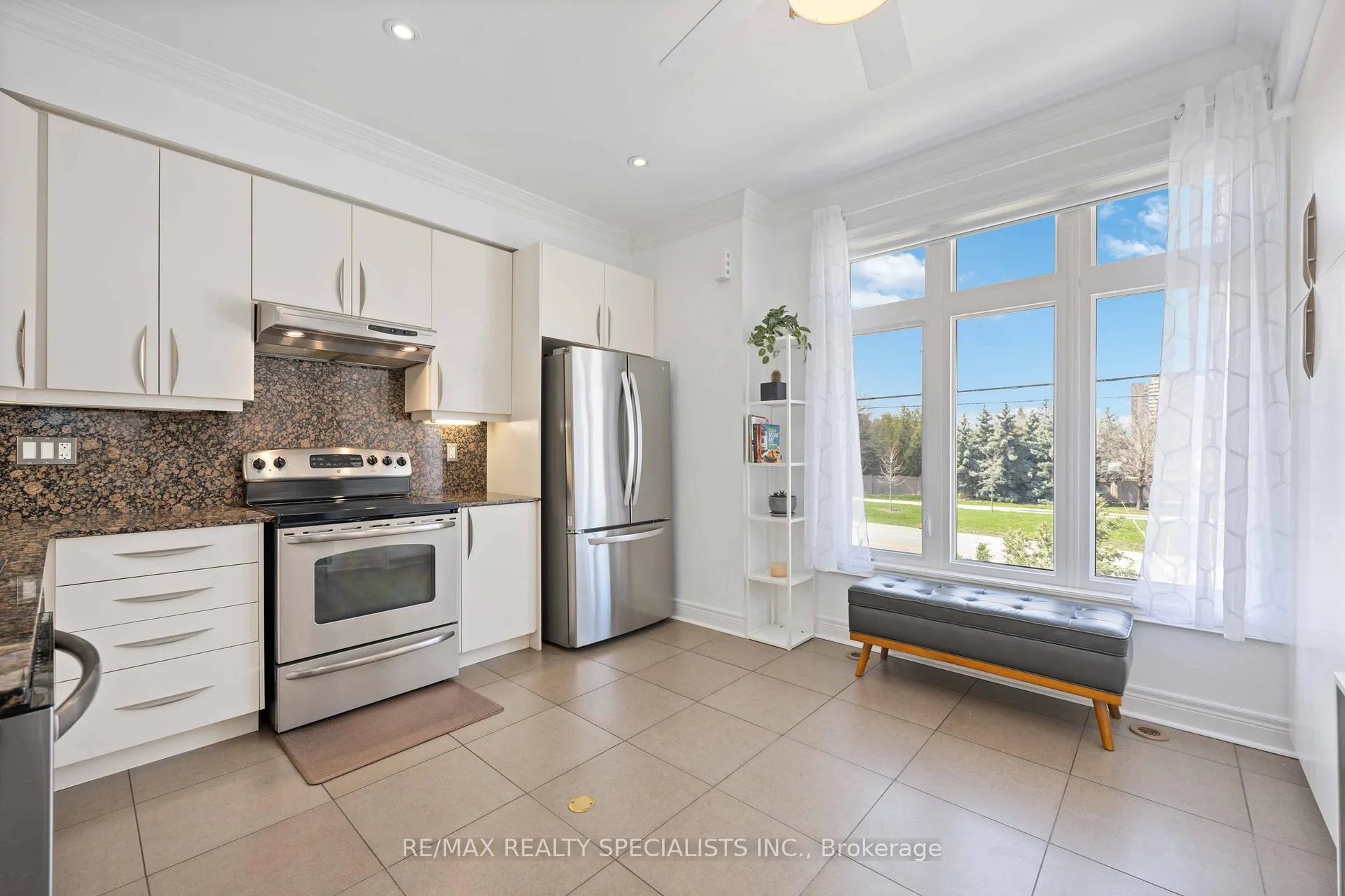 Photo 15 of 1864 Burnhamthorpe Road E, Mississauga, Applewood — HOMEH
