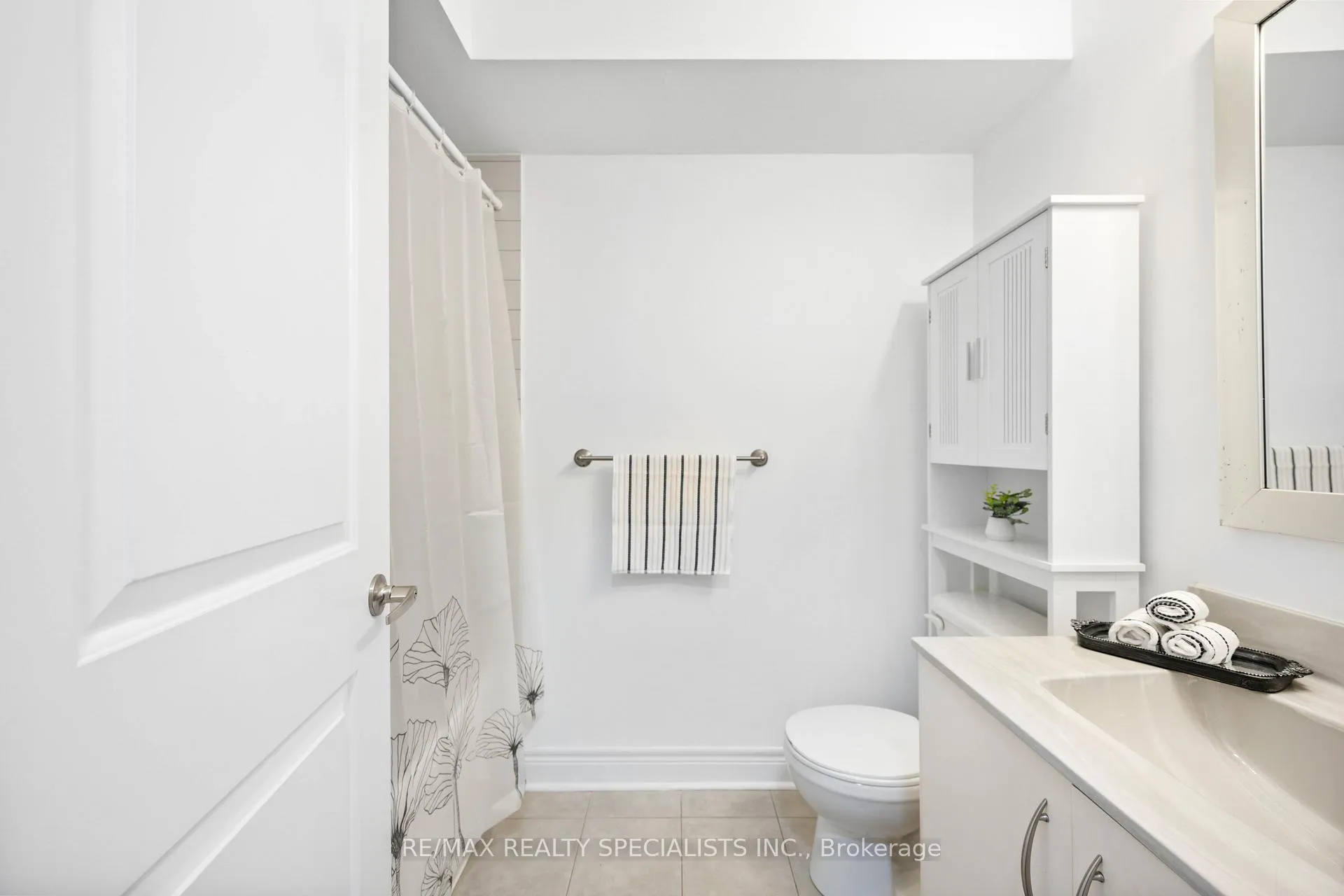 Photo 17 of 1864 Burnhamthorpe Road E, Mississauga, Applewood — HOMEH