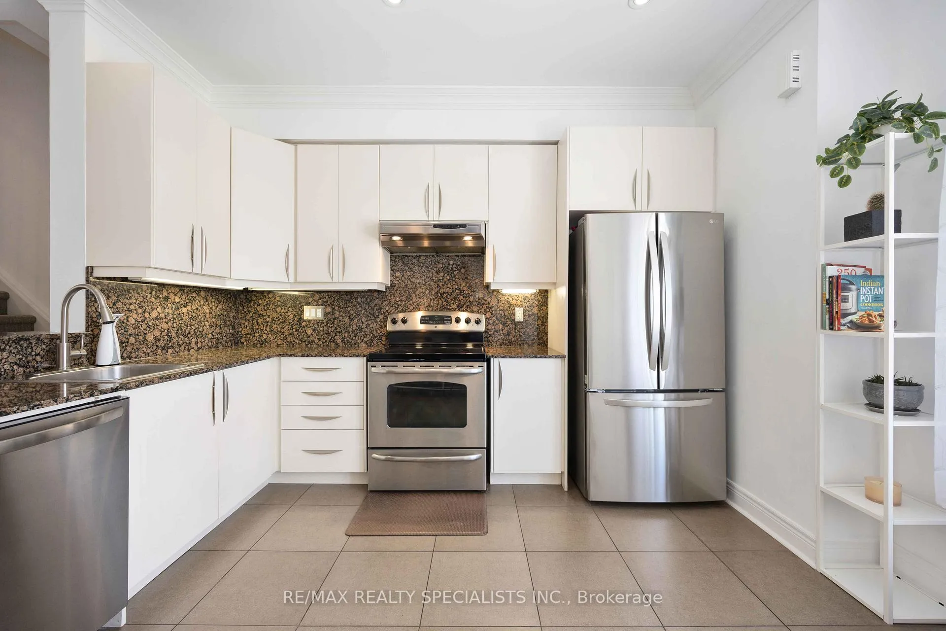 Photo 23 of 1864 Burnhamthorpe Road E, Mississauga, Applewood — HOMEH