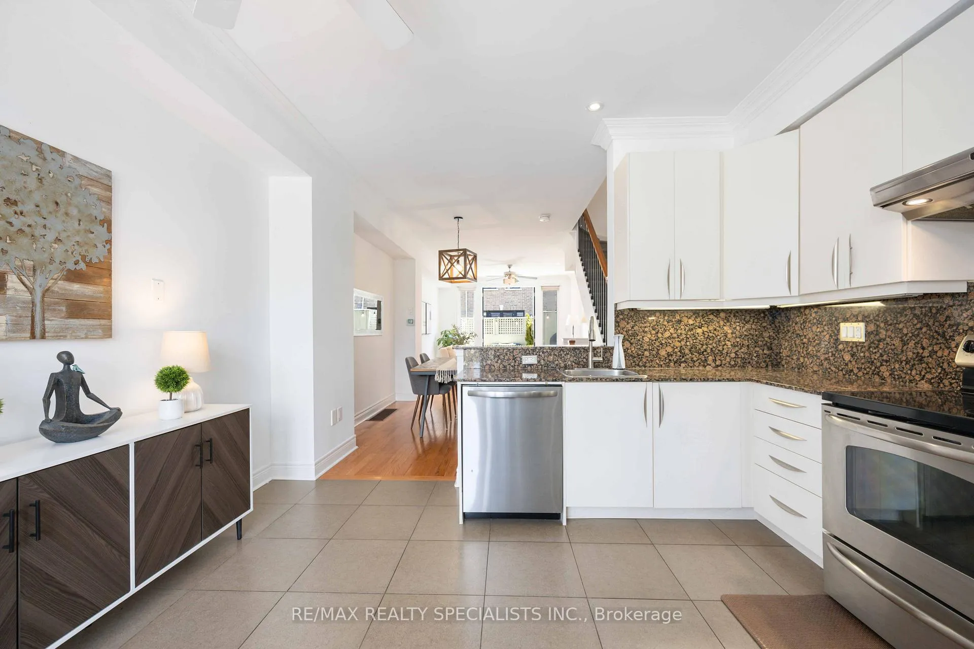 Photo 24 of 1864 Burnhamthorpe Road E, Mississauga, Applewood — HOMEH