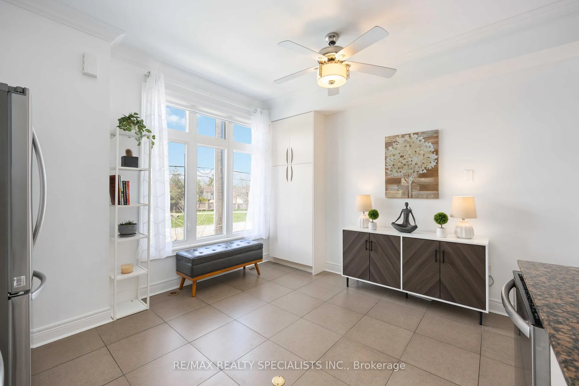 Photo 27 of 1864 Burnhamthorpe Road E, Mississauga, Applewood — HOMEH