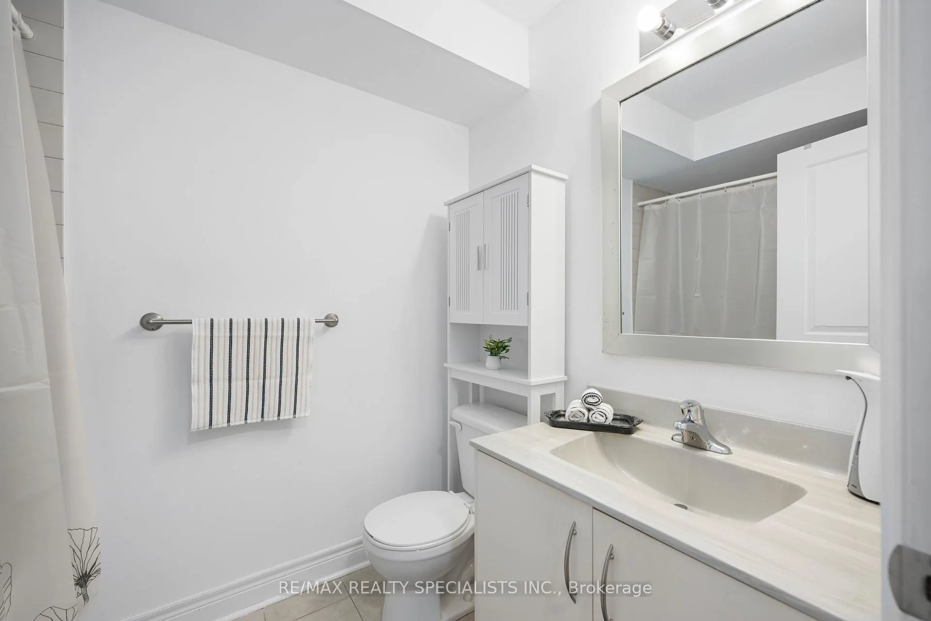 Photo 28 of 1864 Burnhamthorpe Road E, Mississauga, Applewood — HOMEH