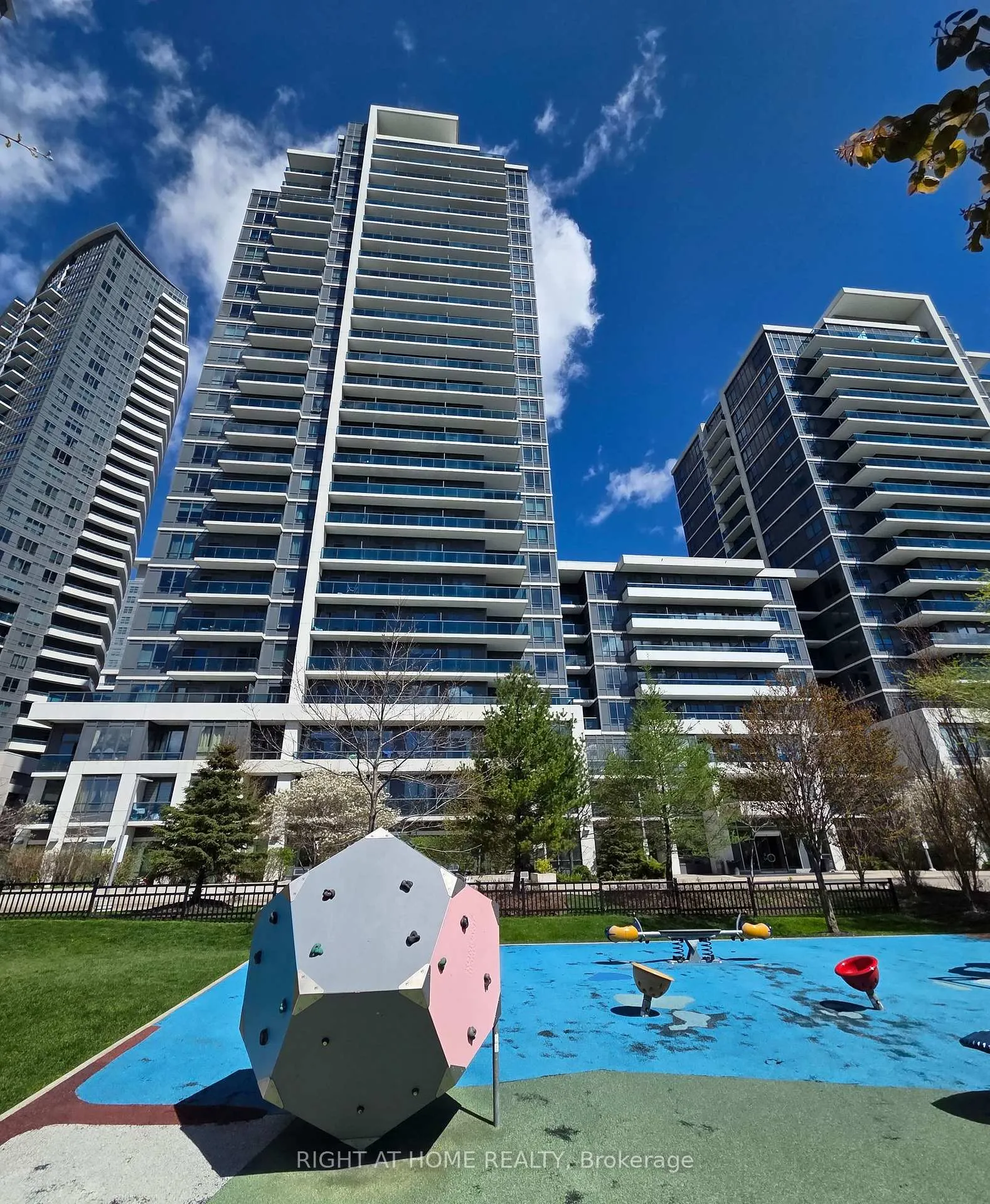 Photo 2 of Unit 1606, 7165 Yonge Street, Markham, Grandview — HOMEH