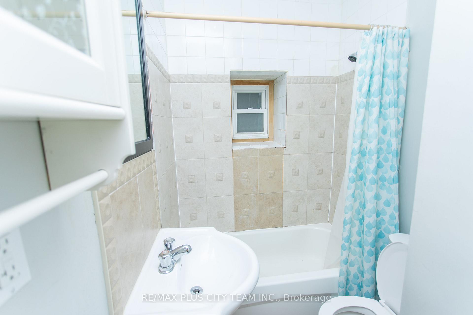 Photo 19 of Unit 2, 682 Bathurst Street, Toronto, Palmerston-Little Italy — HOMEH