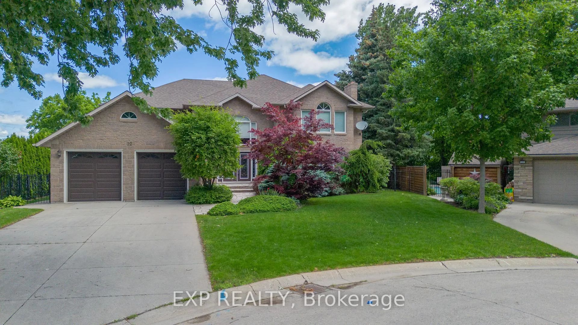 Photo 2 of 22 Burt Court, Hamilton, Stoney Creek — HOMEH