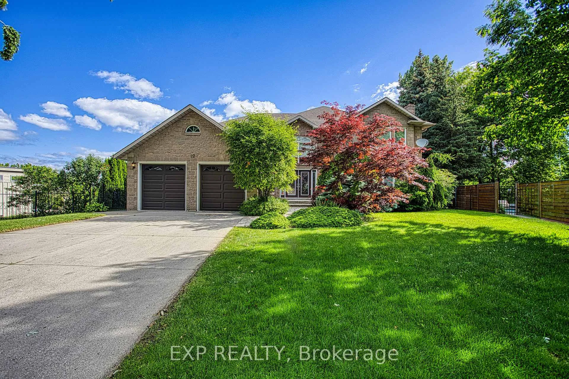 Photo 3 of 22 Burt Court, Hamilton, Stoney Creek — HOMEH