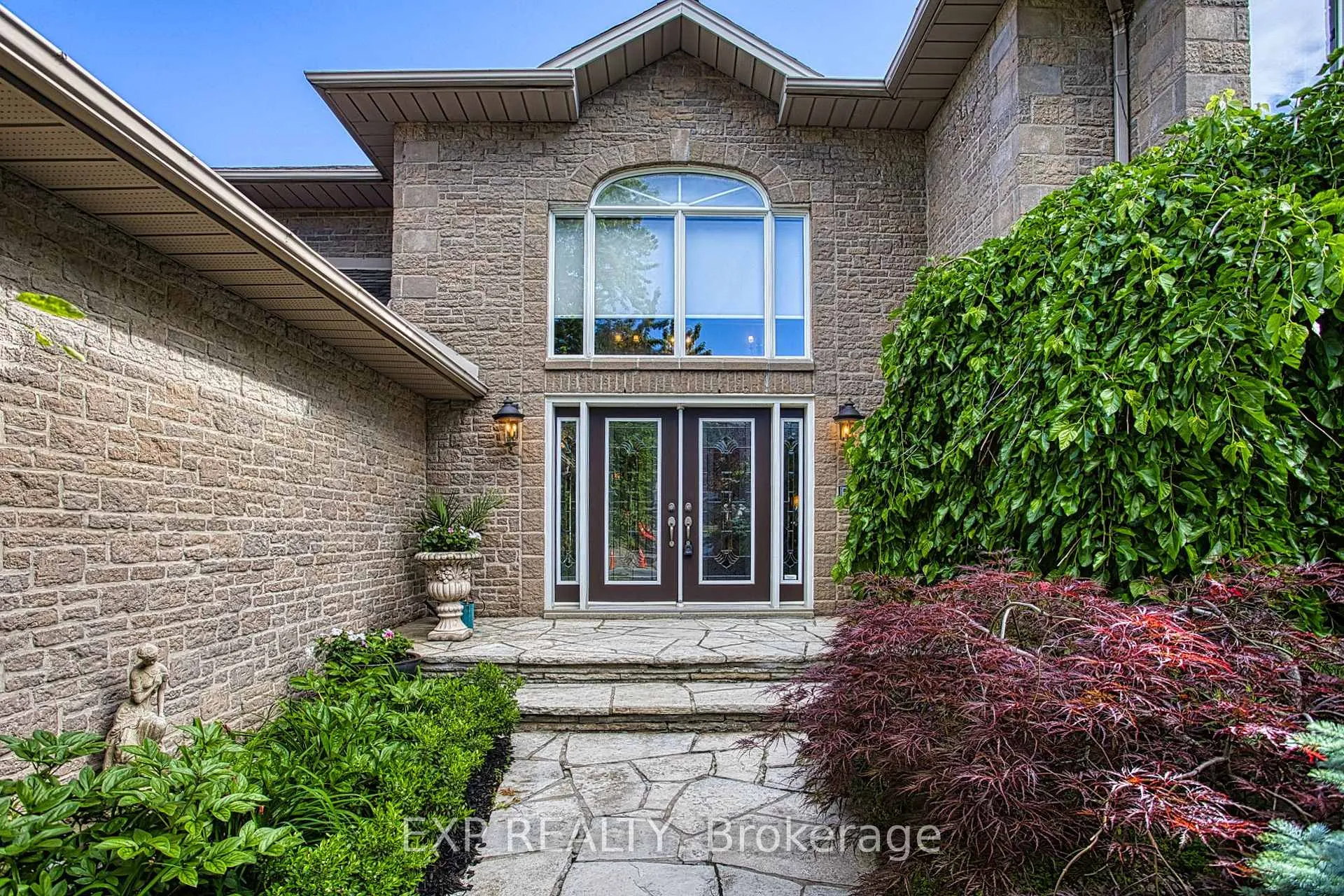 Photo 5 of 22 Burt Court, Hamilton, Stoney Creek — HOMEH