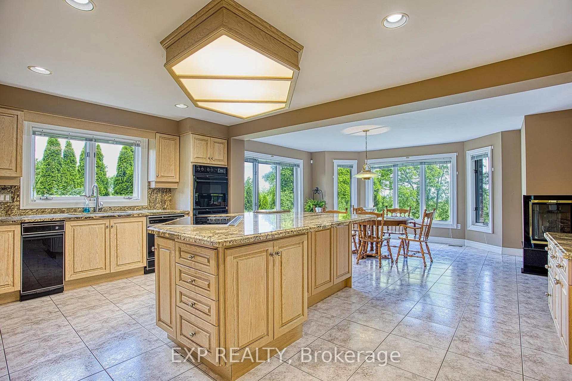 Photo 10 of 22 Burt Court, Hamilton, Stoney Creek — HOMEH