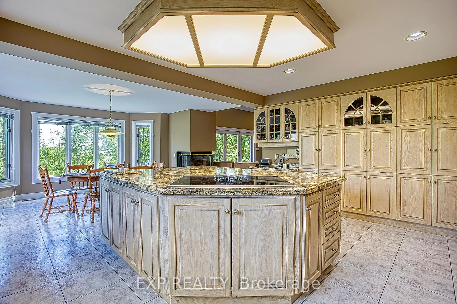 Photo 11 of 22 Burt Court, Hamilton, Stoney Creek — HOMEH