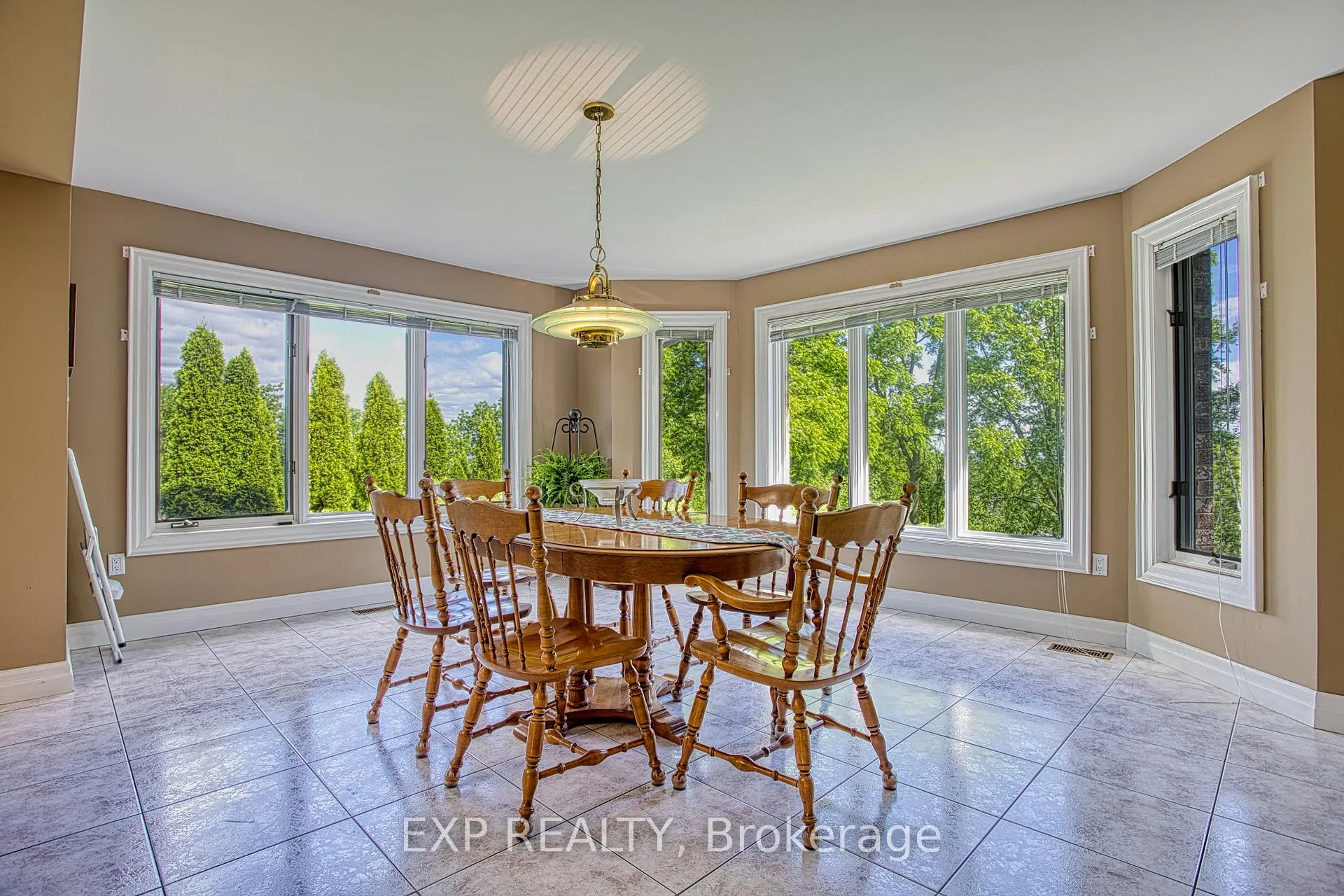 Photo 13 of 22 Burt Court, Hamilton, Stoney Creek — HOMEH